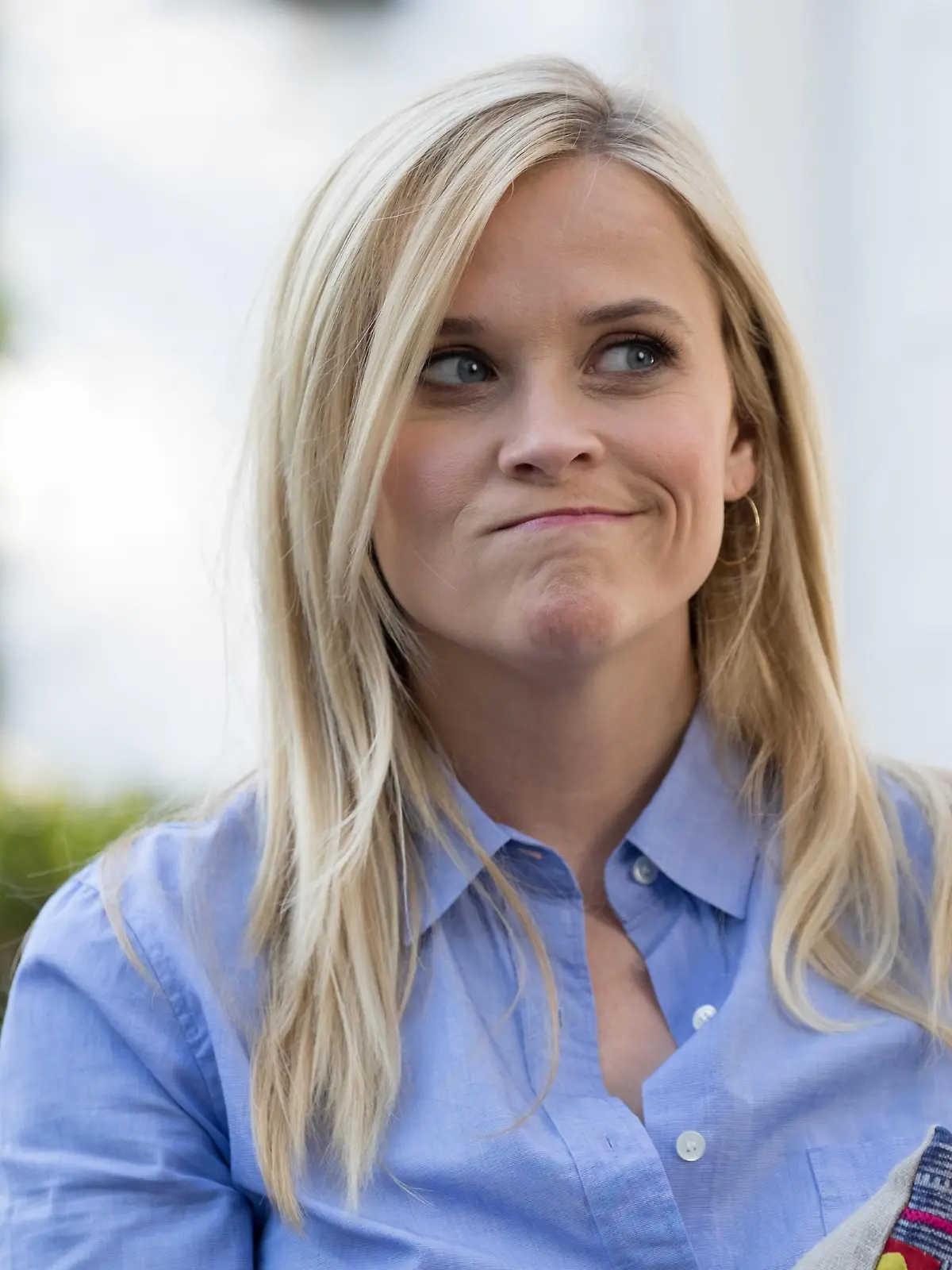 Reese Witherspoon zeigt sich auf Instagram ziemlich lässig. Dort bringt sie ihrem Sohn ein paar durchtriebene Dancemoves bei.