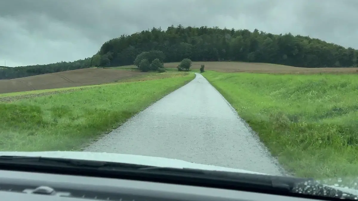 So eng ist die Straße nach Ovelgönne (Kreis Holzminden).  Gerade mal 3 Meter sind es.