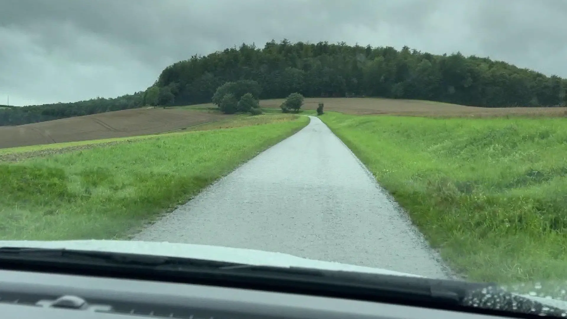 So eng ist die Straße nach Ovelgönne (Kreis Holzminden). Gerade mal 3 Meter sind es.