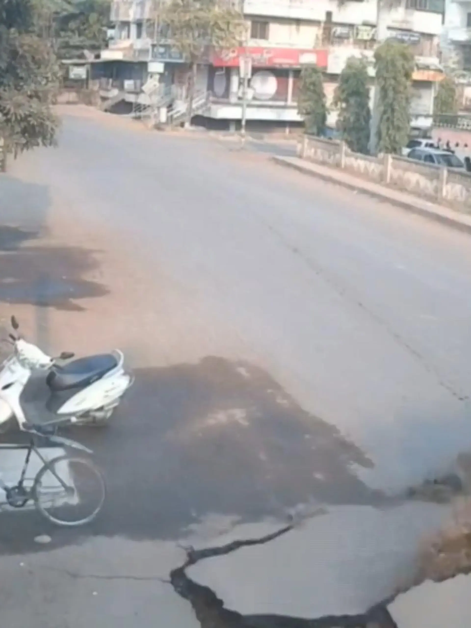 In Indien hat eine geplatzte Rohrleitung unter der Straße eines Wohngebiets dafür gesorgt, dass eine Rollerfahrerin mit voller Wucht von ihrem Zweirad gerissen wird. Glücklicherweise konnte die Frau gerettet werden.