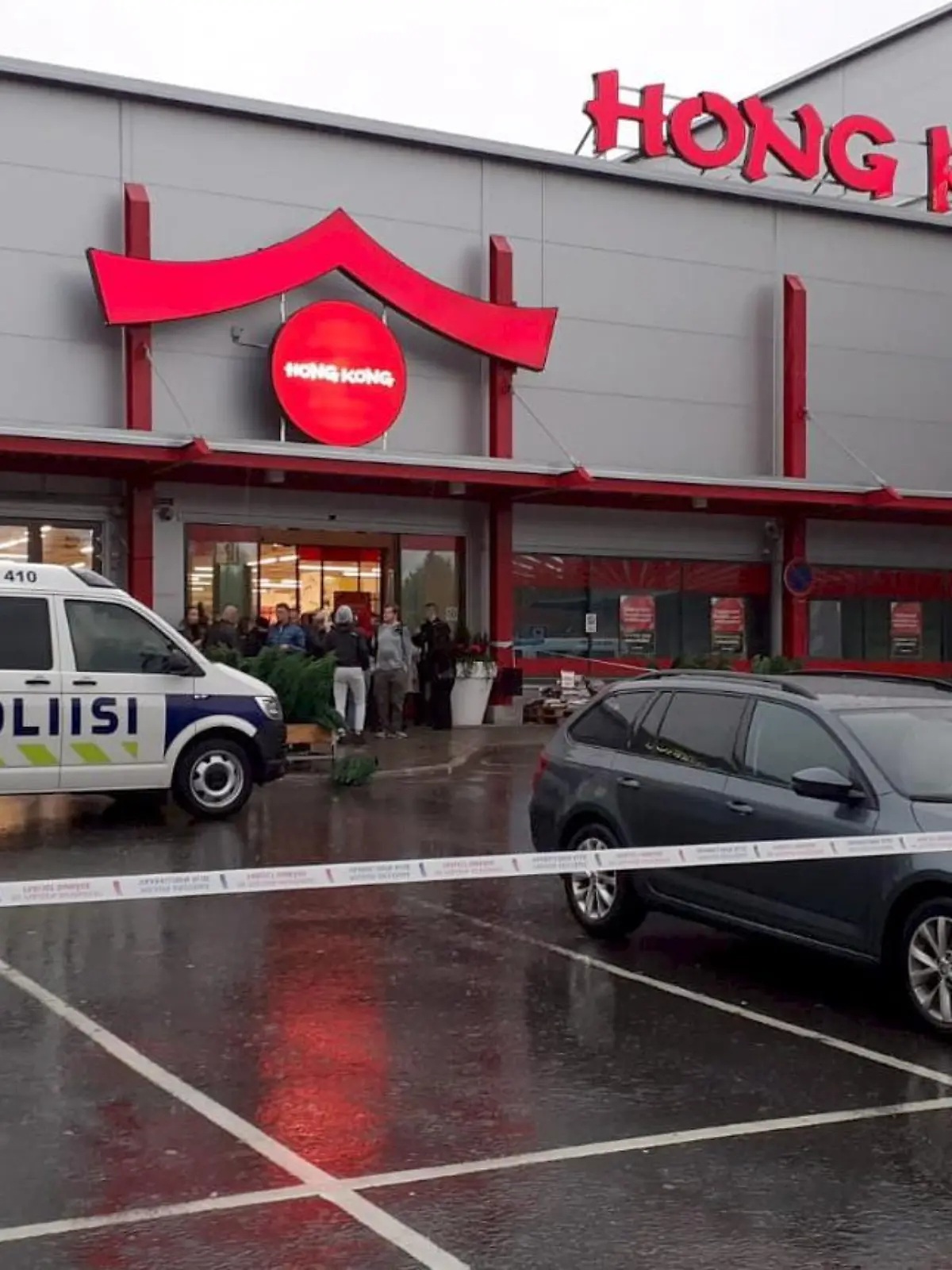 01.10.2019, Finnland, Kuopio: Ein Polizeifahrzeug steht vor einem Einkaufzentrum. Bei einem gewalttätigen Vorfall in einer in einem Einkaufszentrum liegenden Berufsschule hat es einen Toten gegeben. Foto: Jaakko Vesterinen/Lehtikuva/dpa +++ dpa-Bildfunk +++