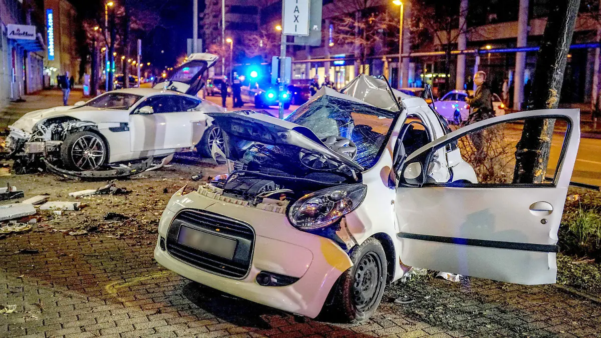 ARCHIV - 07.03.2019, Baden-Württemberg, Stuttgart: Zwei Autos stehen nach einem Zusammenprall am Straßenrand. Bei dem Zusammenstoß sind in Stuttgart zwei Menschen ums Leben gekommen. (Das Kennzeichen wurde zum Schutz der Persönlichkeitsrechte unkenntlich gemacht.) (Zu dpa: «Angeklagter Raser nimmt Verantwortung für tödlichen Unfall auf sich») Foto: Kohls/SDMG/dpa +++ dpa-Bildfunk +++