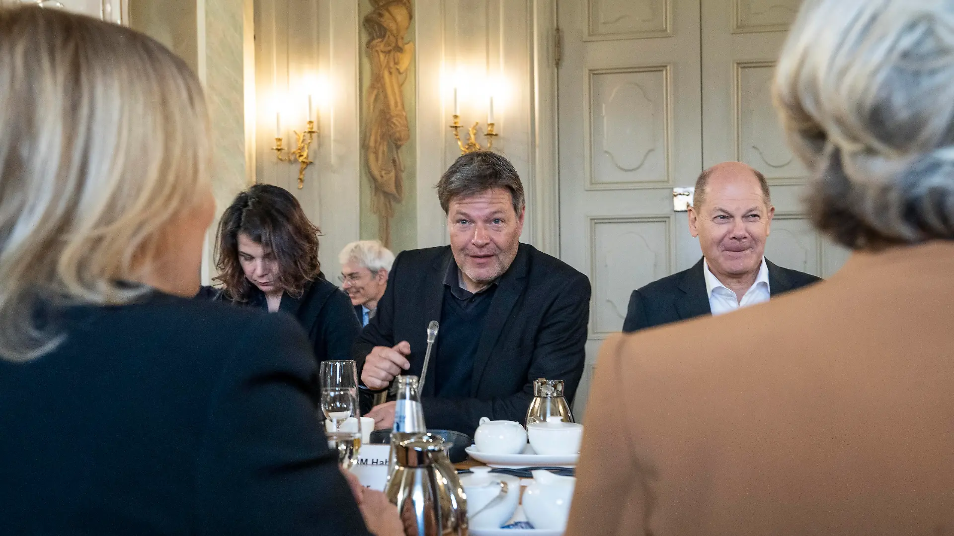 Zweitägige Klausurtagung der Bundesregierung auf Schloss Meseberg  Tag 1 - Kabinettssitzung zum Auftakt der Klausurtagung mit Annalena Baerbock, Bundesministerin des Auswärtigen, Robert Habeck, Bundesminister für Wirtschaft und Klimaschutz, Olaf Scholz, Bundeskanzler (hinten von links) und Nancy Faeser, Bundesministerin des Inneren und für Heimat, Ursula von der Leyen
Präsidentin der Europäischen Kommission (vorne von links mit dem Rücken zur Kamera)