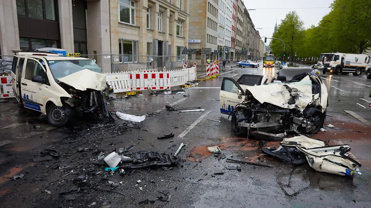 ARCHIV - Die Wracks, von zwei nach einem Unfall komplett zerstörten Taxis, liegen am 04.05.2017 am Ballindamm in Hamburg auf der Straße. Im Prozess gegen einen 25-Jährigen wegen Mordes, gefährlicher Körperverletzung und Gefährdung des Straßenverkehrs werden voraussichtlich am 24.01.2018 die Plädoyers gehalten. Der Angeklagte soll nachts alkoholisiert und ohne Fahrerlaubnis mit einem gestohlenen Taxi einen Unfall verursacht haben, bei dem ein Mann ums Leben kam und zwei weitere Menschen schwer verletzt worden sind. Foto: Georg Wendt/dpa - Nutzung nur nach vertraglicher Vereinbarung +++ dpa-Bildfunk +++