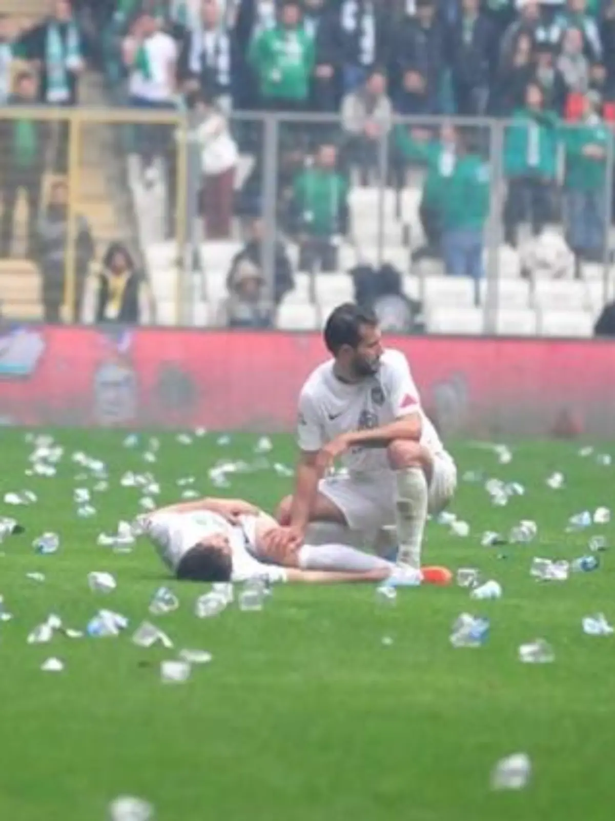 Bei den Krawallen beim Spiel in der dritten türkischen Liga zwischen Bursaspor und Amedspor waren vor allem Gäste-Spieler im Visier der Krawall-Fans.