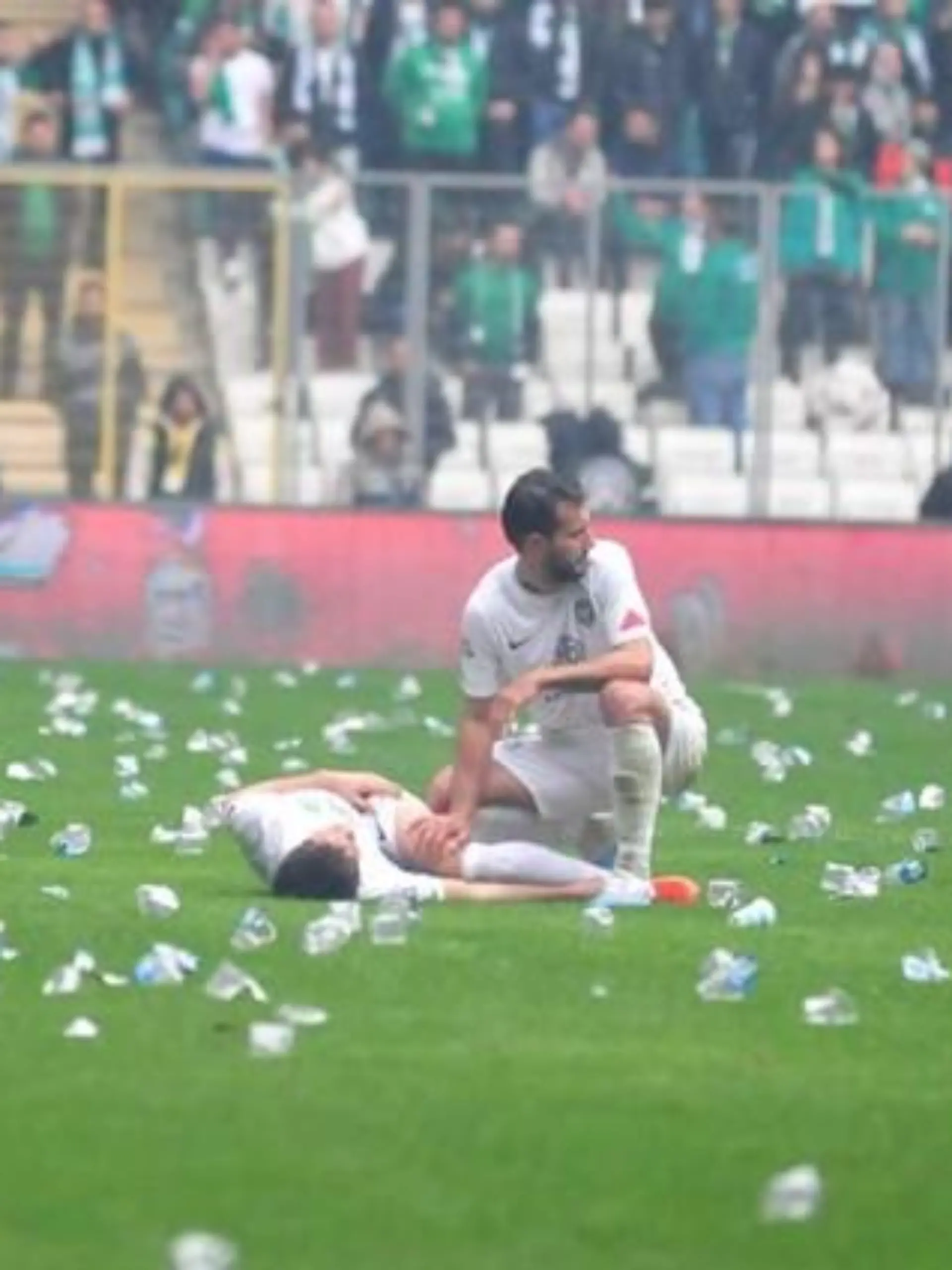 Bei den Krawallen beim Spiel in der dritten türkischen Liga zwischen Bursaspor und Amedspor waren vor allem Gäste-Spieler im Visier der Krawall-Fans.