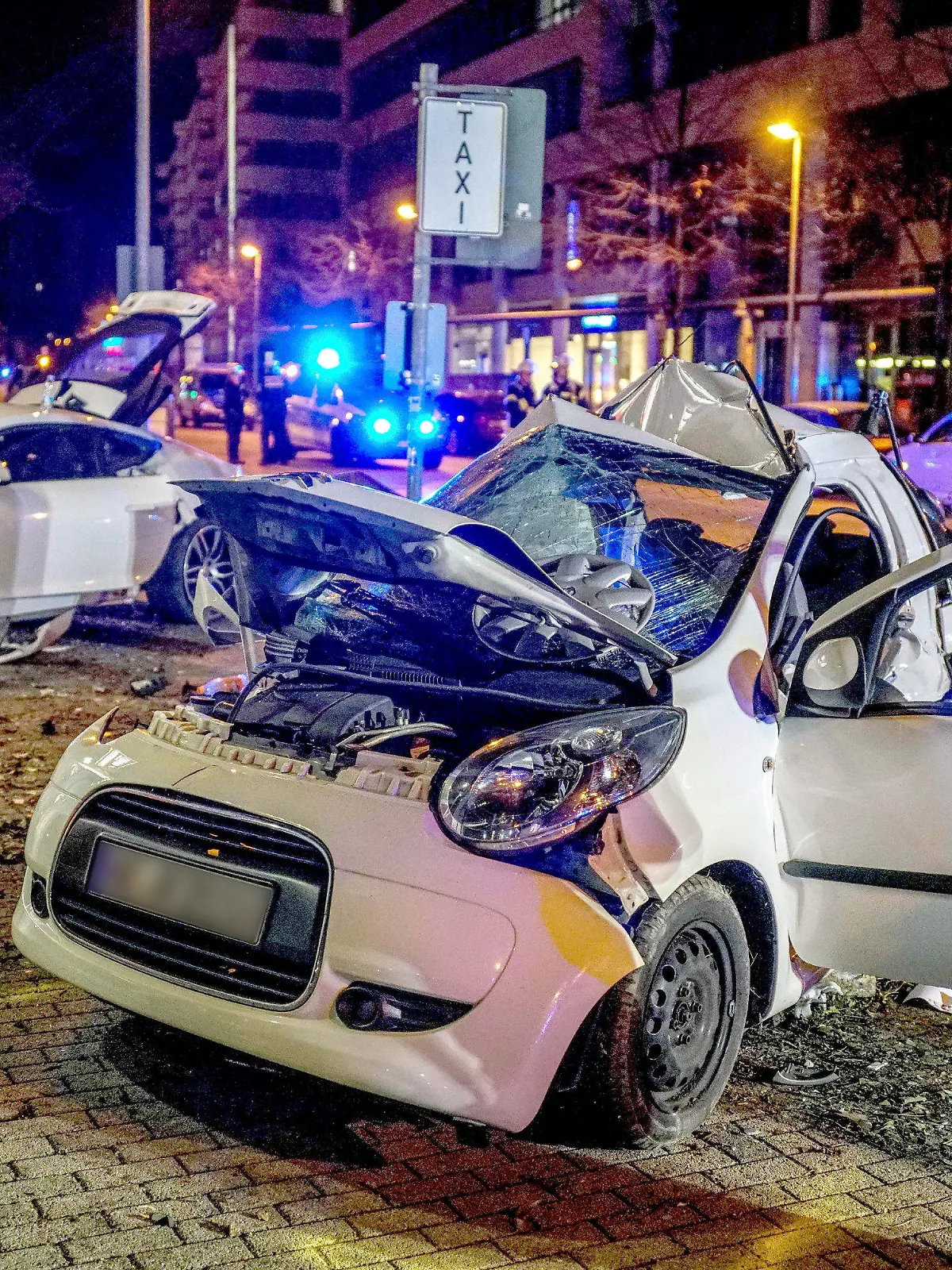 ARCHIV - 07.03.2019, Baden-Württemberg, Stuttgart: Zwei Autos stehen nach einem Zusammenprall am Straßenrand. Bei dem Zusammenstoß sind in Stuttgart zwei Menschen ums Leben gekommen. (Das Kennzeichen wurde zum Schutz der Persönlichkeitsrechte unkenntlich gemacht.) (Zu dpa: «Ein Sportwagen als Mordwaffe - Prozess nach Raser-Unfall in Stuttgart») Foto: Kohls/SDMG/dpa +++ dpa-Bildfunk +++