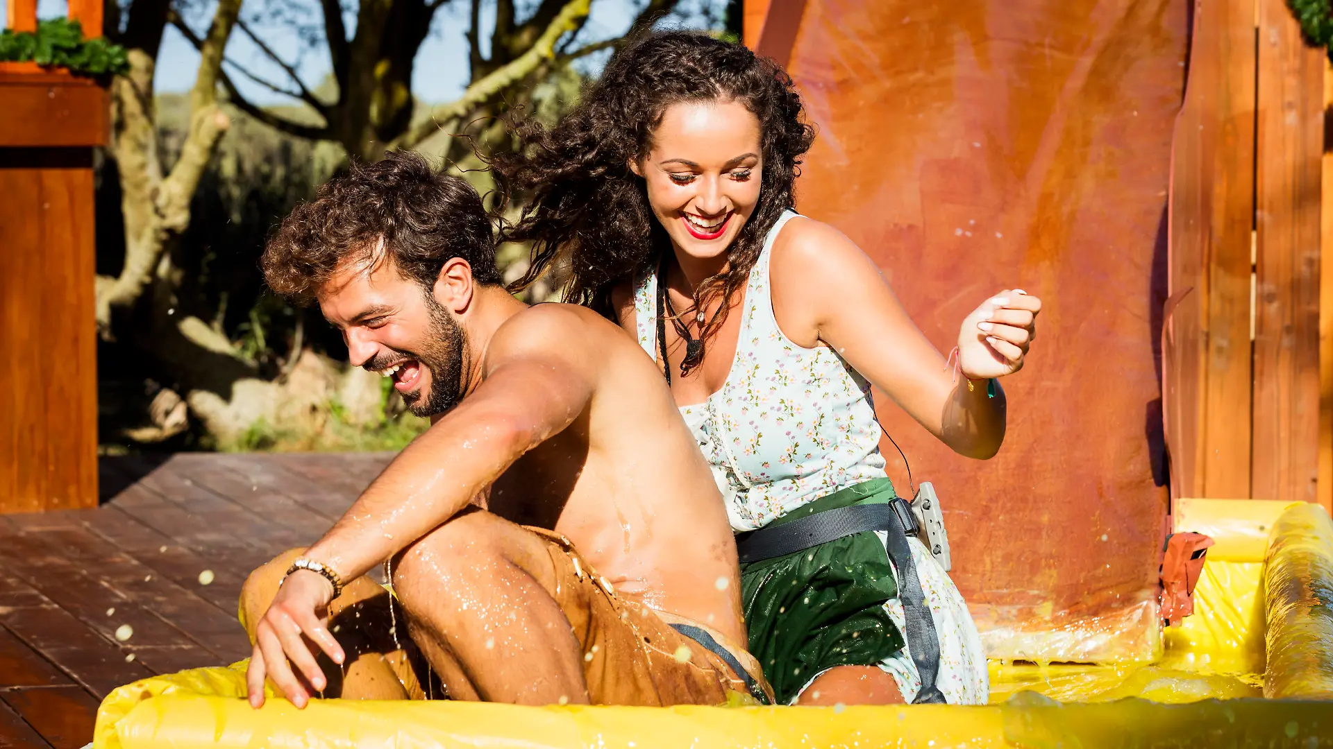 "Love Island": Yasin und Samira haben Spaß beim Wiesn-Spiel.