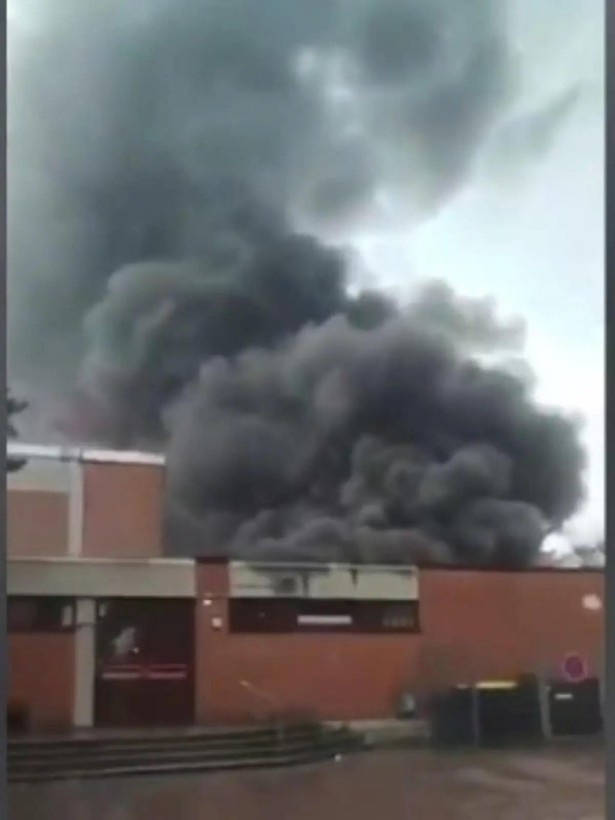 „Hurra, hurra, die Schule brennt!” Es klingt, wie aus einem alten Ärzte-Song. Nur dass es hier real ist. Zunächst galt ein Unwetter mit Blitzeinschlag als Ursache für den verheerenden Brand am Emsland-Gymnasium in Rheine. 