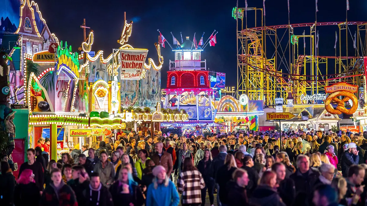 ARCHIV - 14.10.2022, Bremen: Die Fahrgeschäfte auf dem Freimarkt auf dem Bürgerweide leuchten mit bunten Lichtern und Reklameschriftzügen. Der Bremer Freimarkt ist eines der ältesten Volksfeste Deutschlands und das größte im Norden. (zu dpa "Schausteller: Volksfeste müssen in öffentlicher Hand bleiben") Foto: Sina Schuldt/dpa +++ dpa-Bildfunk +++