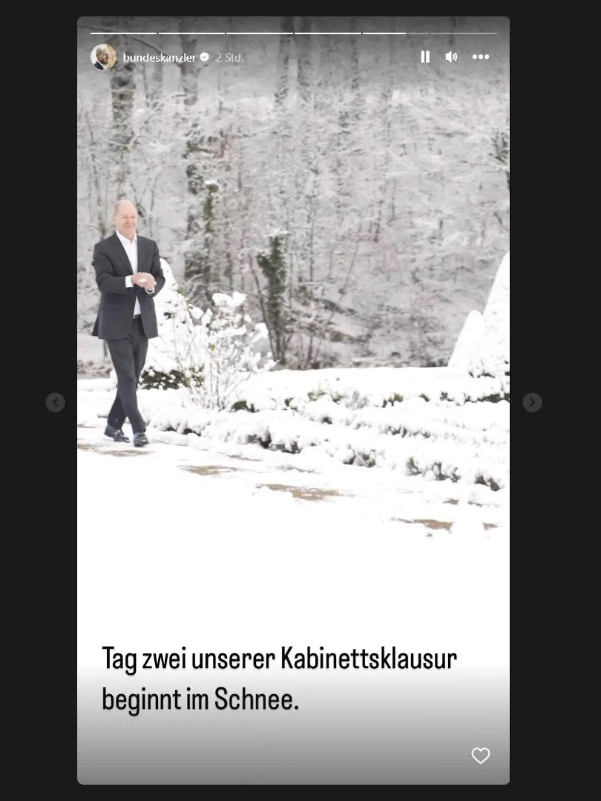 Kanzler Scholz formt einen Schneeball bei der Kabinettsklausur in Meseberg.