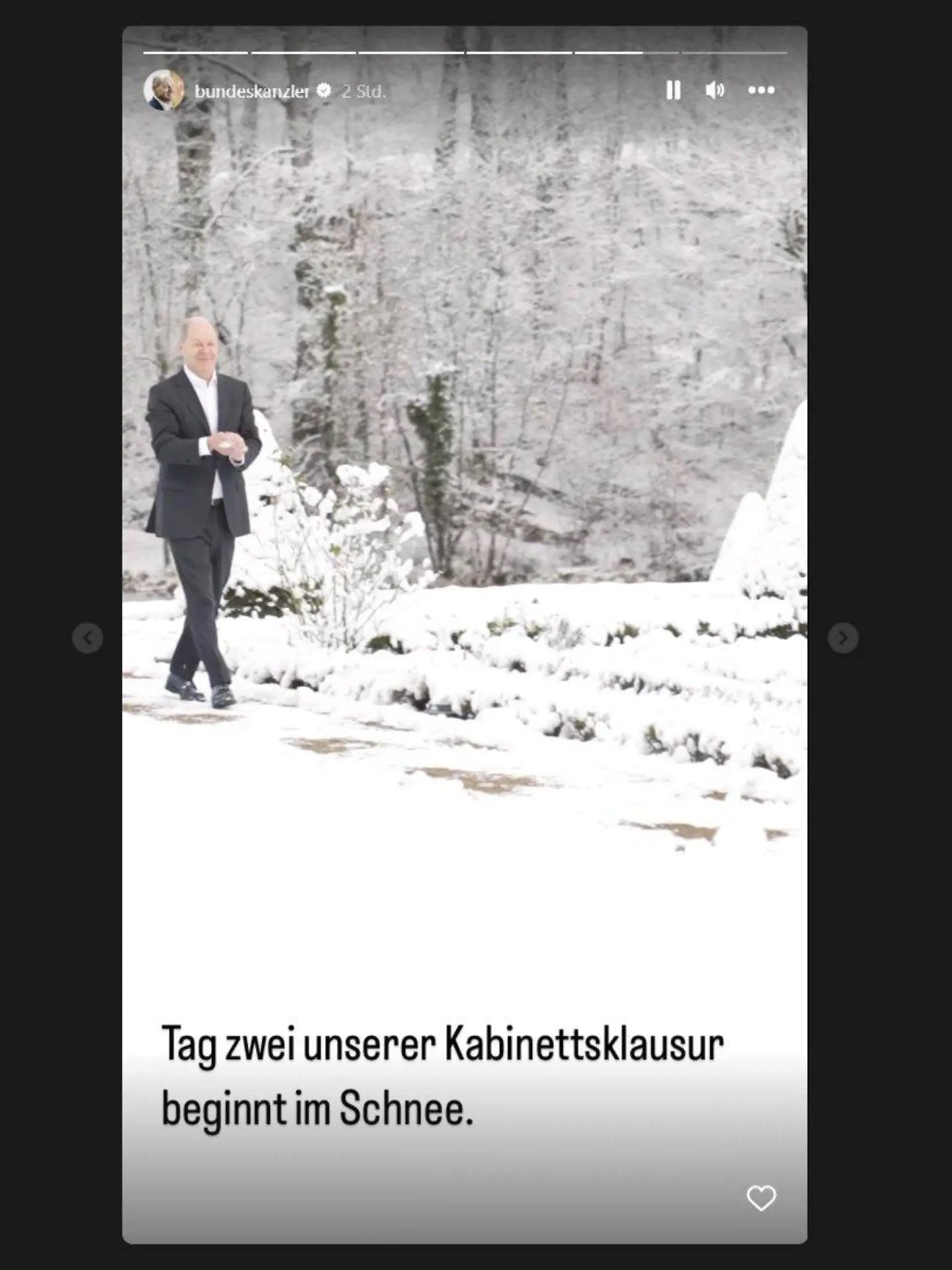 Kanzler Scholz formt einen Schneeball bei der Kabinettsklausur in Meseberg.