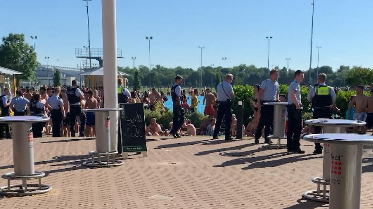 Massenstreit im Freibad: Einer gegen 400