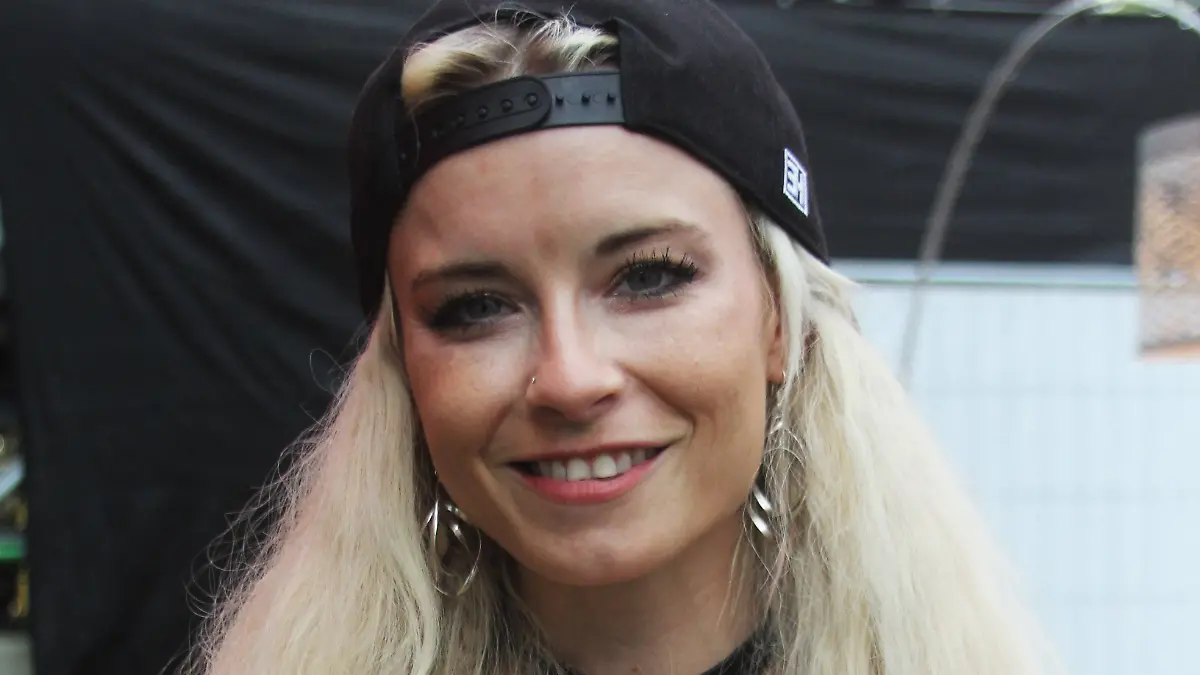 Mia Julia Brückner posiert vor einer Bühne. 