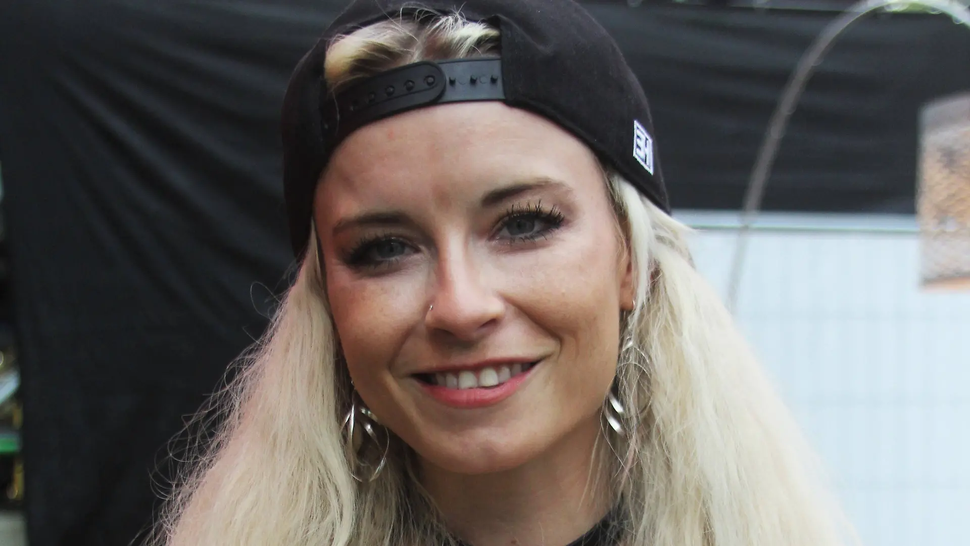 Mia Julia Brückner posiert vor einer Bühne. 