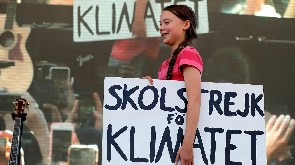 Sixteen year-old Swedish climate activist Greta Thunberg carries a sign onto the stage at the Global Climate Strike in lower Manhattan in New York, U.S., September 20, 2019. REUTERS/Lucas Jackson