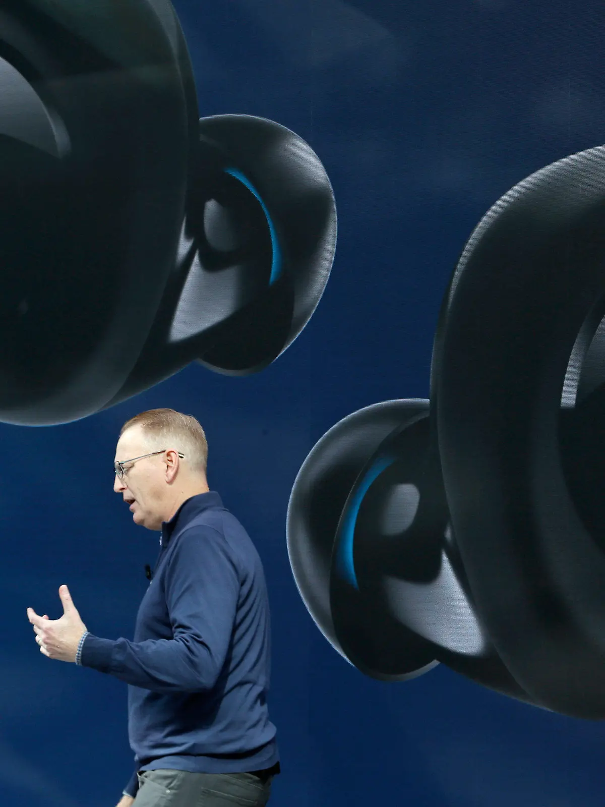 25.09.2019, USA, Seattle: Amazons Geräte-Chef Dave Limp stellt während einer Veranstaltung in Seattle ein Paar Echo Buds, die neuen drahtlosen Ohrhörer des Technologieunternehmens, vor. Foto: Ted S. Warren/AP/dpa +++ dpa-Bildfunk +++
