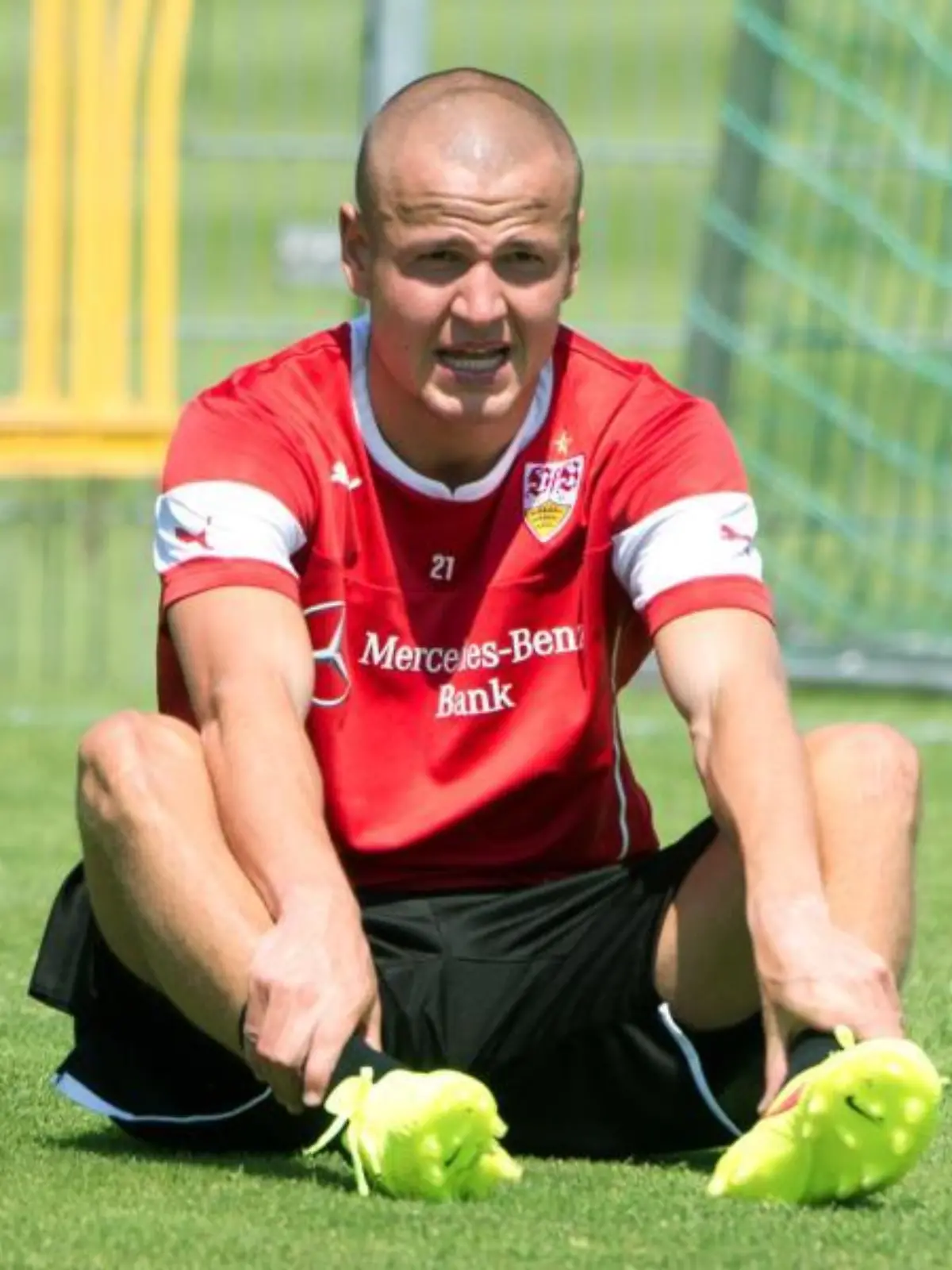 Adam Hlousek hat in dieser Saison noch kein Pflichtspiel für den VfB bestritten. Foto: Sebastian Kahnert