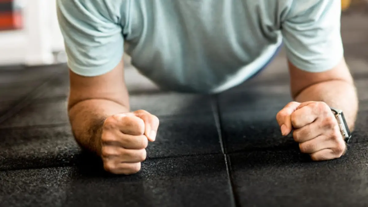 Mann beim Yoga