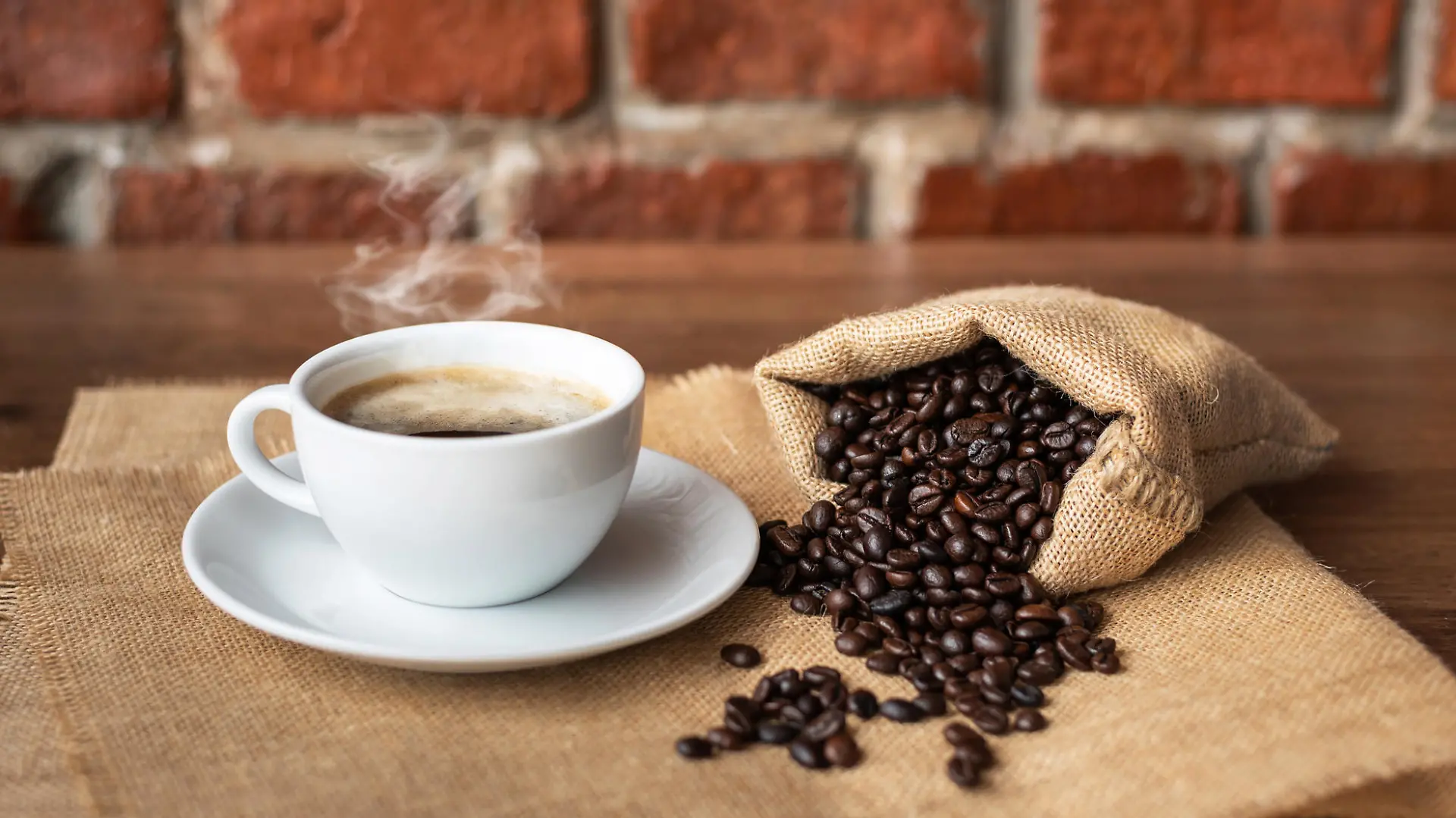 Kaffee mit gerösteten Kaffeebohnen