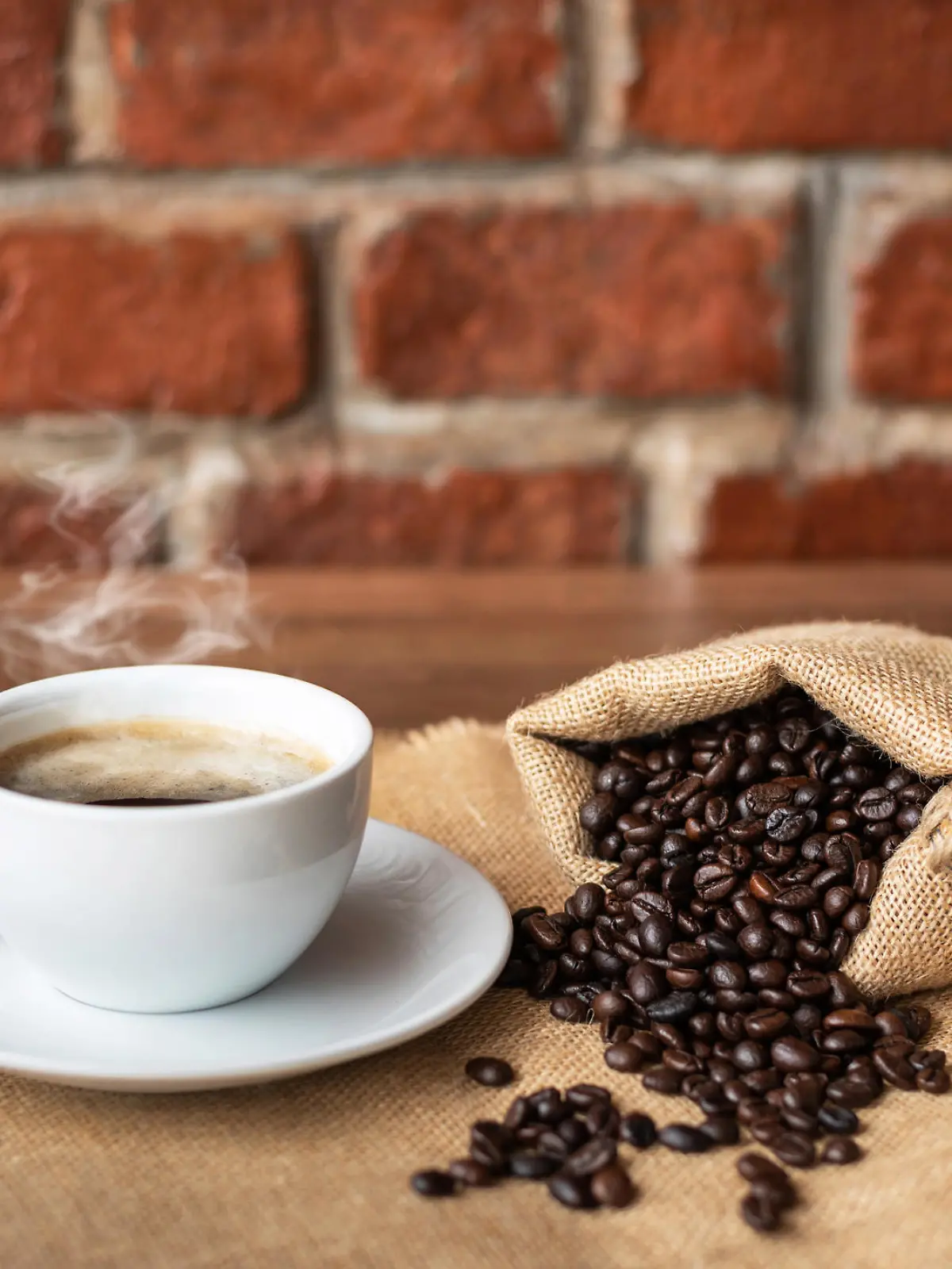 Kaffee mit gerösteten Kaffeebohnen