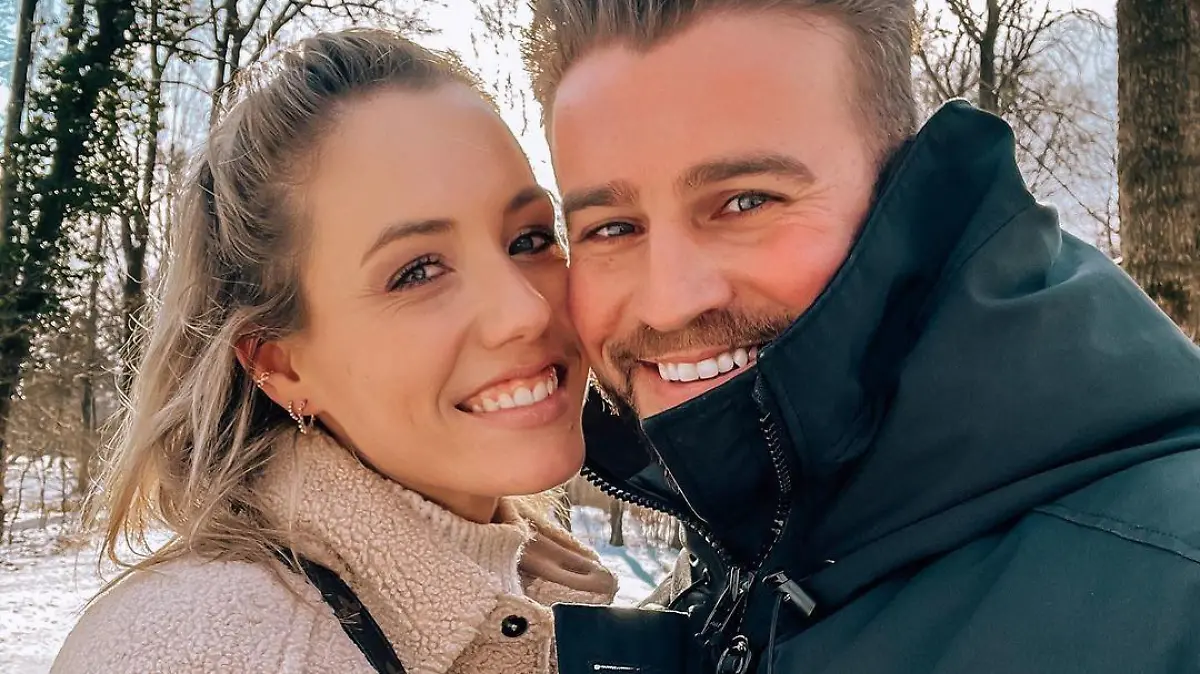 Laura Papendick und Alex Hindersmann werden gemeinsam Eltern. Bei der Entbindung soll Alex' eigene Mama helfen.