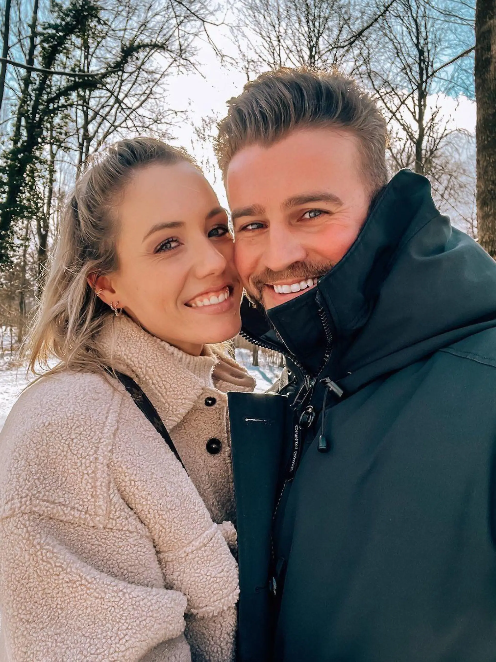 Laura Papendick und Alex Hindersmann werden gemeinsam Eltern. Bei der Entbindung soll Alex' eigene Mama helfen.