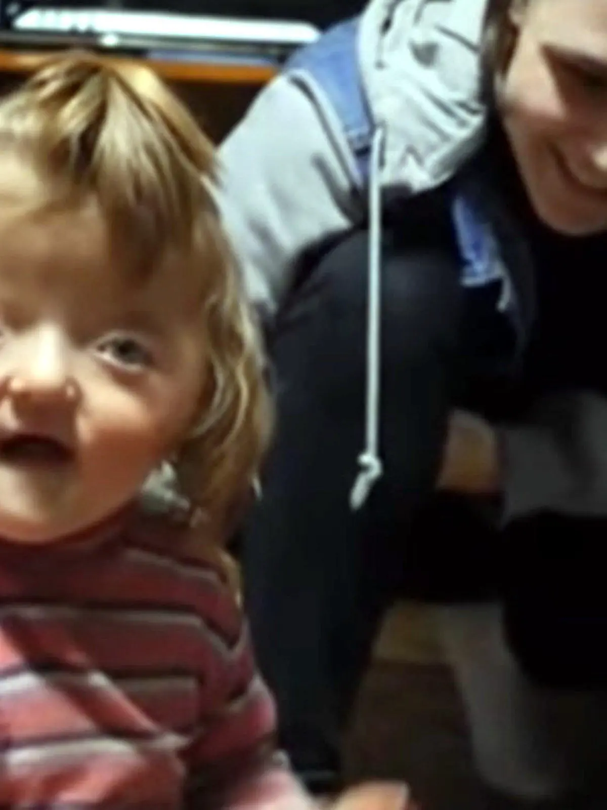 Die zweijährige Sofya Zakharova darf nicht in den Kindergarten, weil sie anders aussieht.