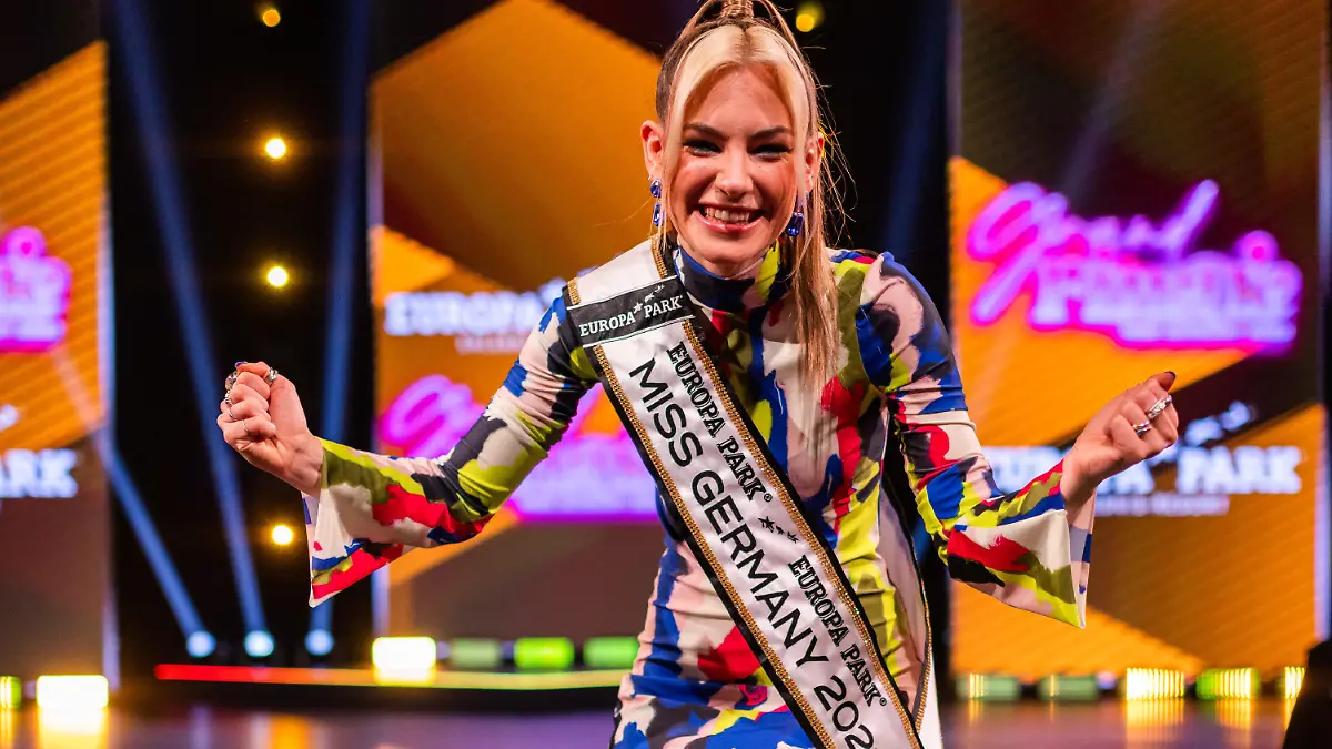 04.03.2023, Baden-Württemberg, Rust: Kira Geiss, Miss Germany 2023, steht auf der Bühne. Das Finale der Wahl zur "Miss Germany" 2023 fand im Europa-Park statt. Zu der Wahl traten zehn Finalistinnen an. Foto: Philipp von Ditfurth/dpa +++ dpa-Bildfunk +++