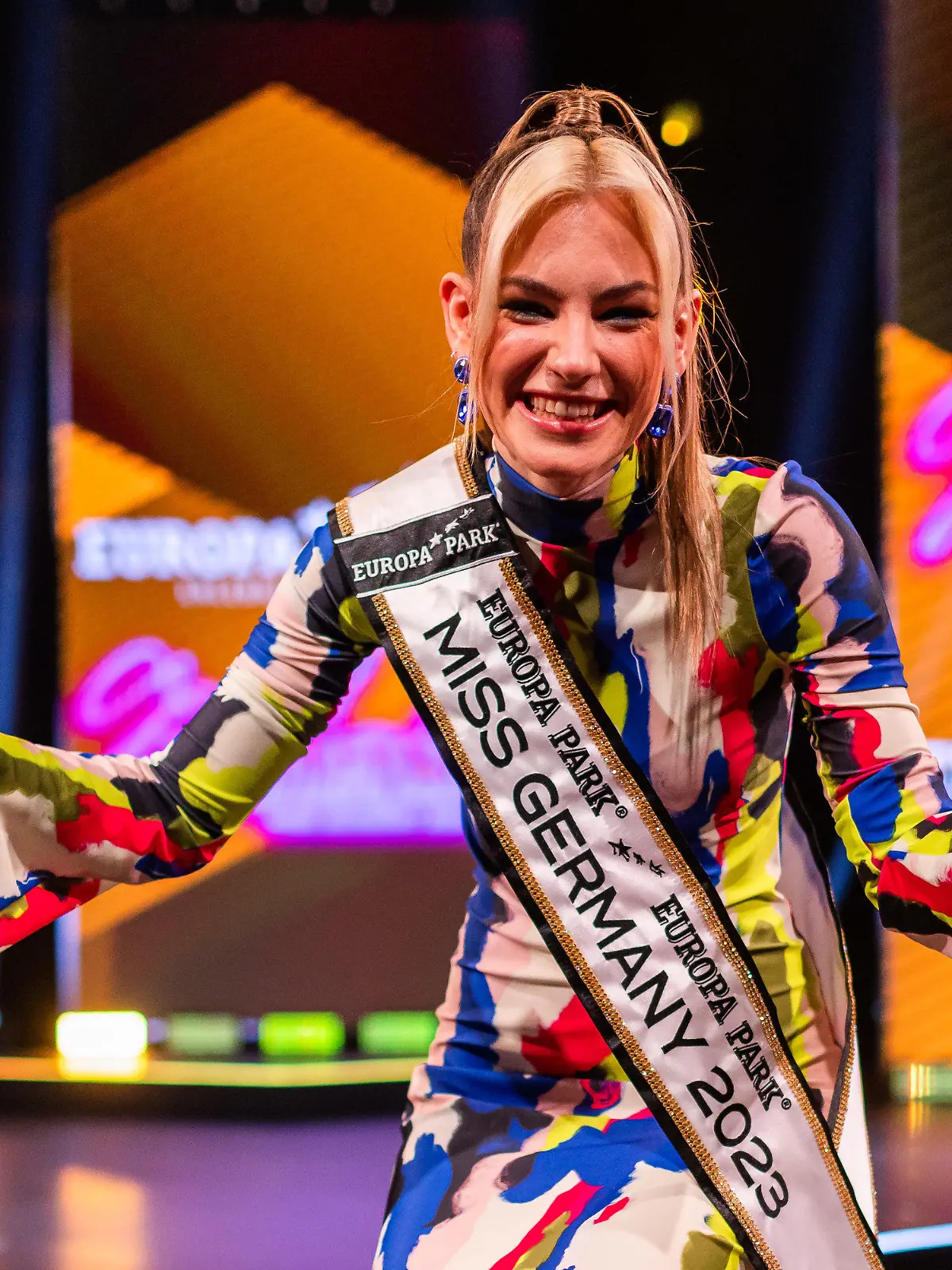 04.03.2023, Baden-Württemberg, Rust: Kira Geiss, Miss Germany 2023, steht auf der Bühne. Das Finale der Wahl zur "Miss Germany" 2023 fand im Europa-Park statt. Zu der Wahl traten zehn Finalistinnen an. Foto: Philipp von Ditfurth/dpa +++ dpa-Bildfunk +++