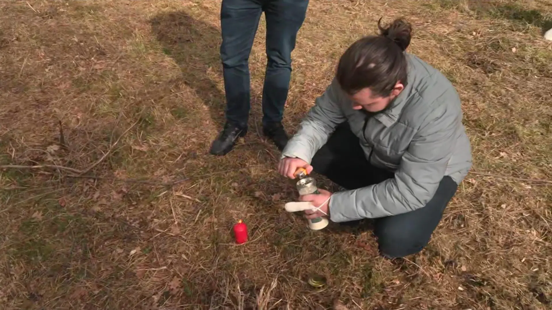Nico und Malte stellen eine Kerze für die verstorbene Frau auf. Auch andere kommen in den Wald, um Abschied zu nehmen.