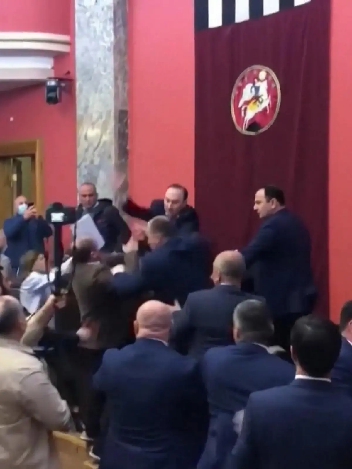 Im georgischen Parlament haben sich Abgeordnete eine Prügelei geliefert. Grund war der Streit über ein von der Regierungspartei unterstütztes Gesetzesvorhaben, das sich nach Auffassung von Kritikern zu sehr an einer ähnlichen Gesetzeslage im benachbarten Russland anlehnt, die dort gegen die Zivilgesellschaft und unabhängige Medien angewendet wird. Auf Videos aus dem Parlamentsgebäude ist ein kurzes aber gewaltsames Handgemenge zu sehen.