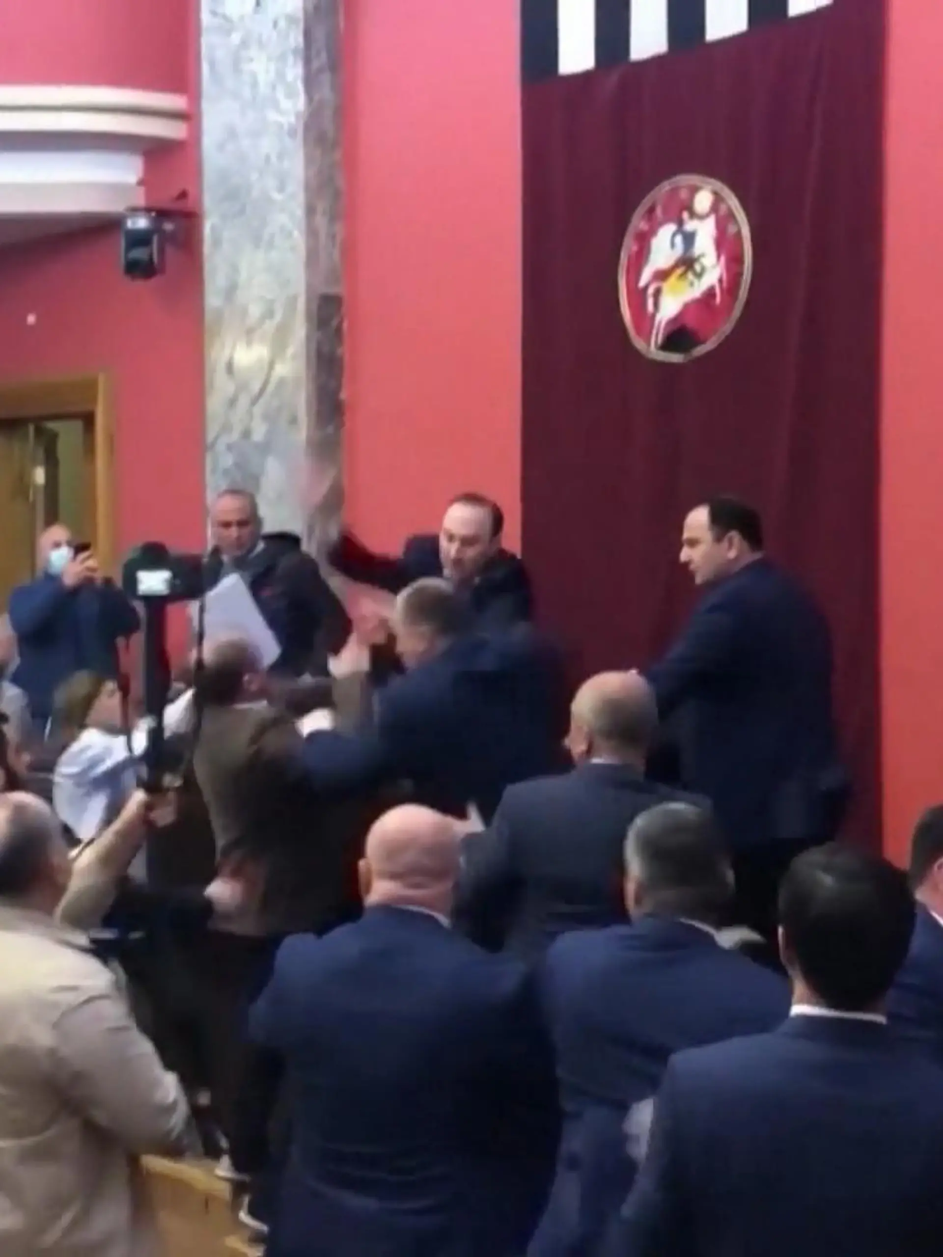 Im georgischen Parlament haben sich Abgeordnete eine Prügelei geliefert. Grund war der Streit über ein von der Regierungspartei unterstütztes Gesetzesvorhaben, das sich nach Auffassung von Kritikern zu sehr an einer ähnlichen Gesetzeslage im benachbarten Russland anlehnt, die dort gegen die Zivilgesellschaft und unabhängige Medien angewendet wird. Auf Videos aus dem Parlamentsgebäude ist ein kurzes aber gewaltsames Handgemenge zu sehen.