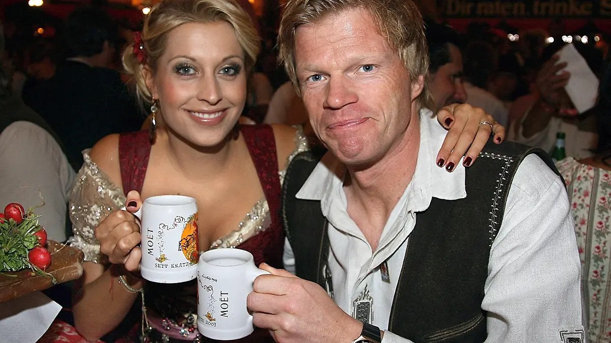 Der deutsche Weltklasse-Fußballtorwart Oliver Kahn und seine Freundin Verena Kerth sind am Donnerstagabend (27.09.2007) auf dem Oktoberfest in München zu Gast beim "Bild-Stammtisch" im Hippodrom. Zahlreiche Prominente fanden sich zu der traditionellen Veranstaltung auf der Wiesn ein. Das größte Volksfest der Welt findet 2007 zum 174 Mal statt und läuft noch bis zum 7. Oktober. Foto: Ursula Düren dpa/lby +++(c) dpa - Bildfunk+++