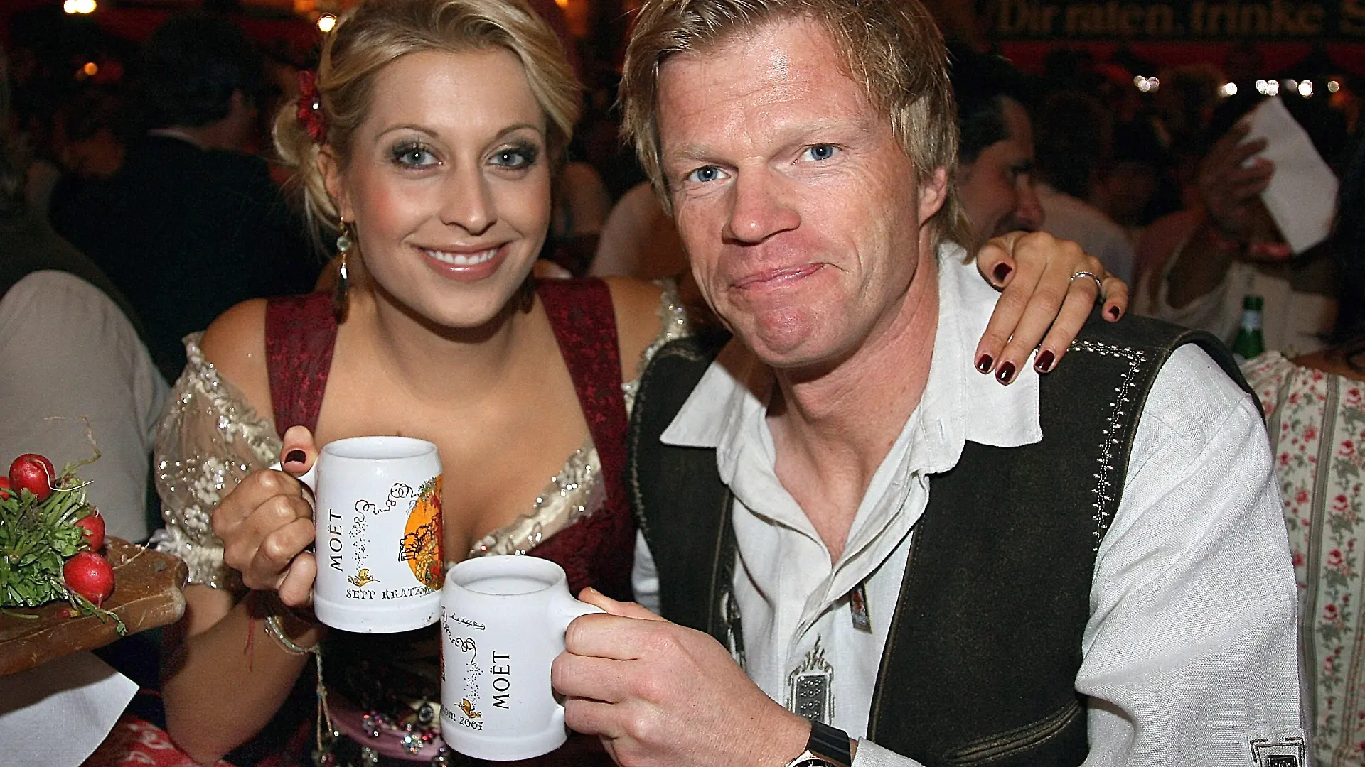 Der deutsche Weltklasse-Fußballtorwart Oliver Kahn und seine Freundin Verena Kerth sind am Donnerstagabend (27.09.2007) auf dem Oktoberfest in München zu Gast beim "Bild-Stammtisch" im Hippodrom. Zahlreiche Prominente fanden sich zu der traditionellen Veranstaltung auf der Wiesn ein. Das größte Volksfest der Welt findet 2007 zum 174 Mal statt und läuft noch bis zum 7. Oktober. Foto: Ursula Düren dpa/lby  +++(c) dpa - Bildfunk+++