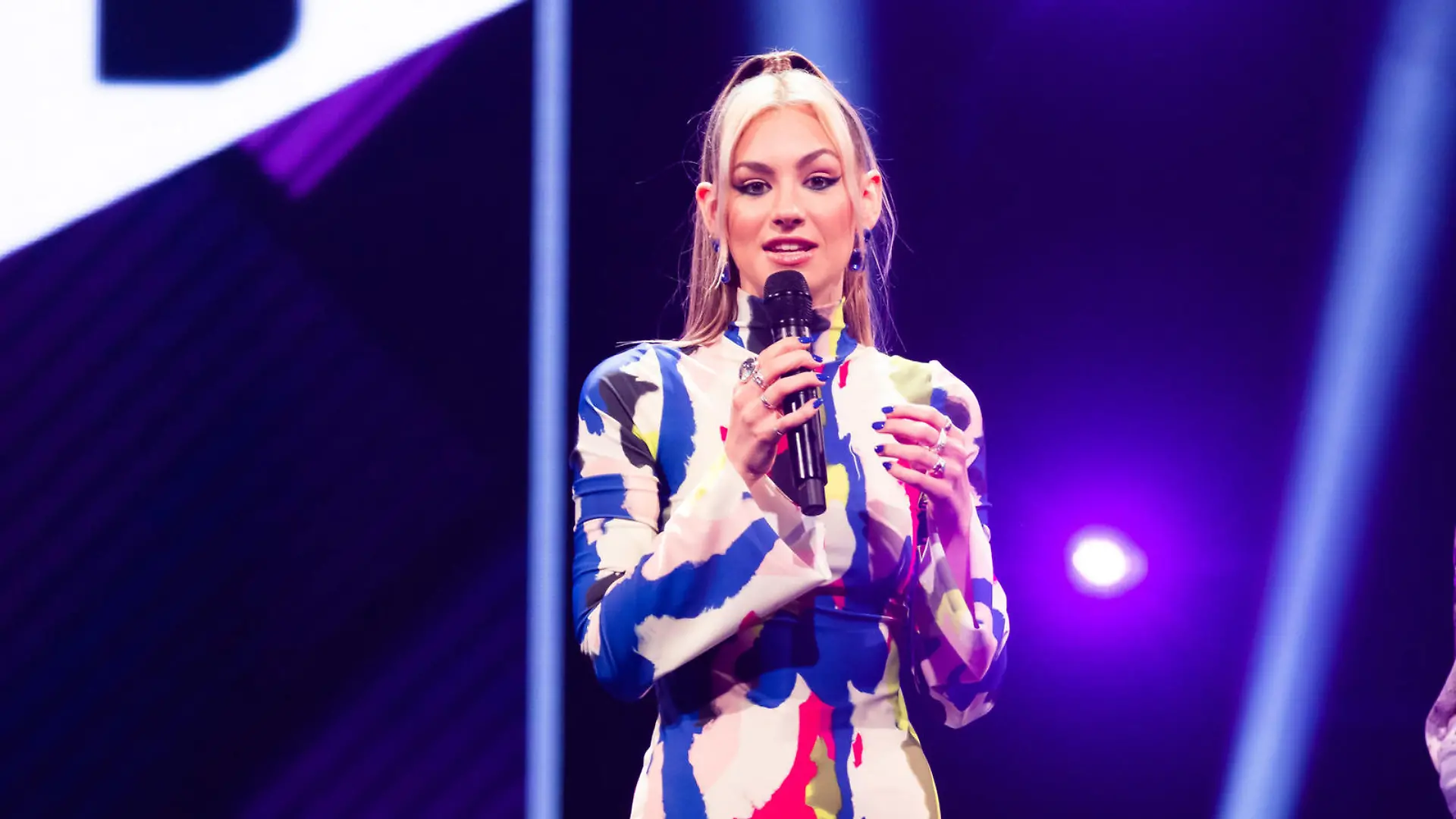 ARCHIV - 04.03.2023, Baden-Württemberg, Rust: Kira Geiss, Finalistin in der Wahl zur Miss Germany, steht auf der Bühne. Das Finale der Wahl zur "Miss Germany 2023" findet heute im Europa-Park statt, zu der Wahl treten 10 Finalistinnen an. Foto: Philipp von Ditfurth/dpa +++ dpa-Bildfunk +++