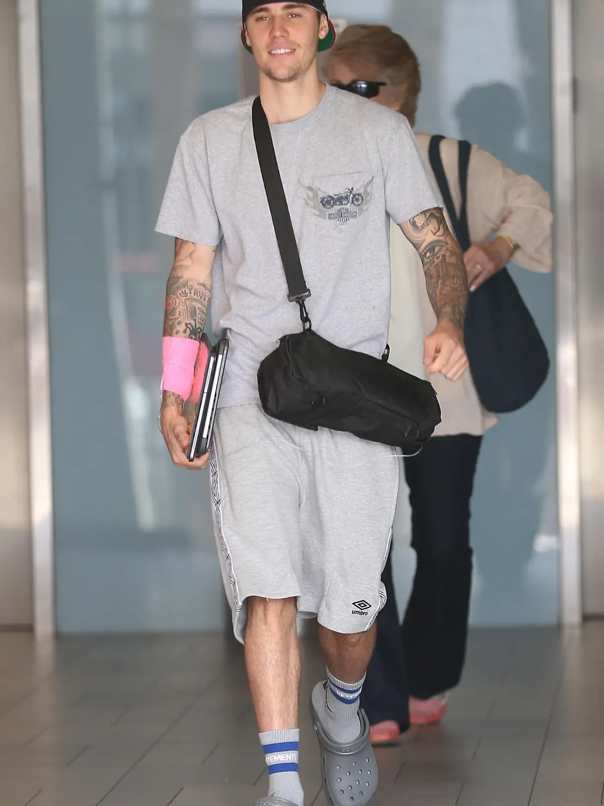 Justin Bieber is all smiles as he leaves a medical building just 24 hours before his wedding with Hailey Rhode Bieber in Beverly Hills

Pictured: Justin Bieber
Ref: SPL5117168 210919 NON-EXCLUSIVE
Picture by: ENT / SplashNews.com

Splash News and Pictures
Los Angeles: 310-821-2666
New York: 212-619-2666
London: +44 (0)20 7644 7656
Berlin: +49 175 3764 166
photodesk@splashnews.com

World Rights, No France Rights, No Italy Rights, No Japan Rights
