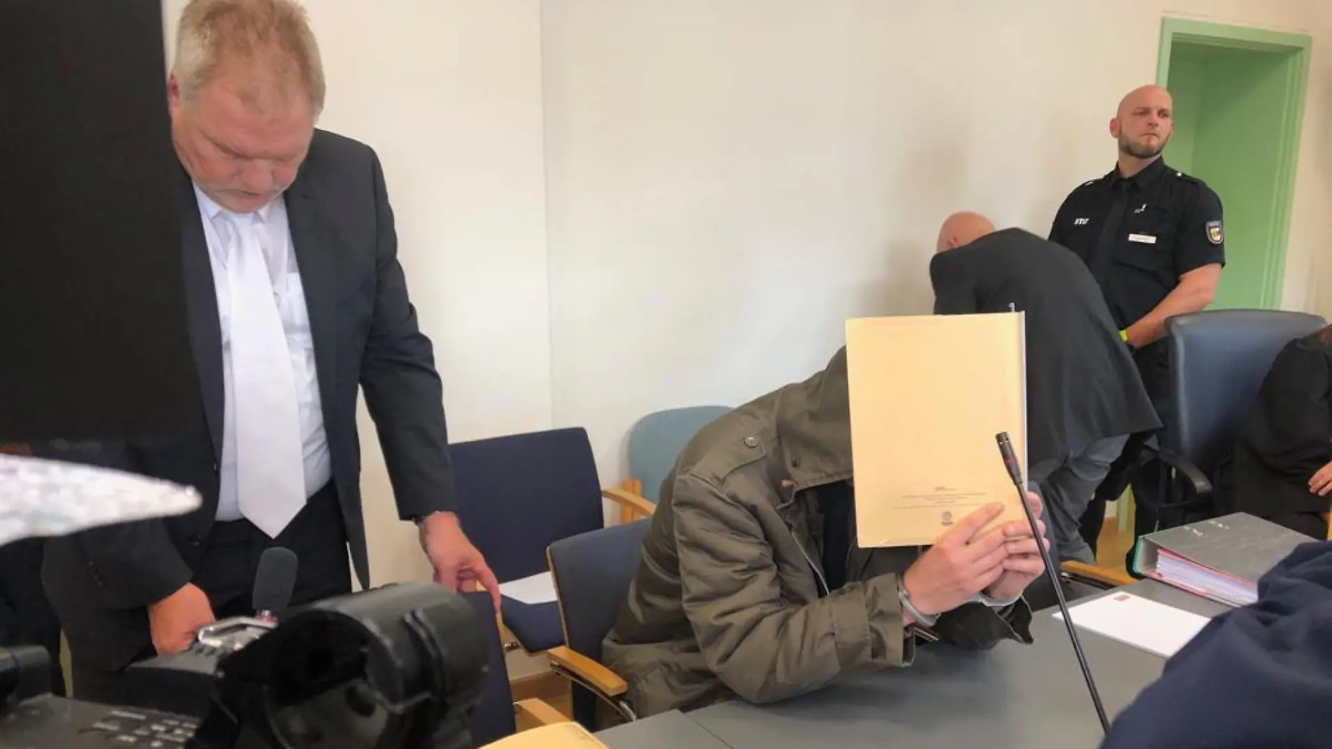 Angeklagter David H. beim Prozessauftakt