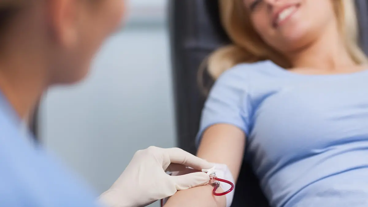 Beim Glukosetest bekommt die Frau Blut aus der Armvene abgenommen.