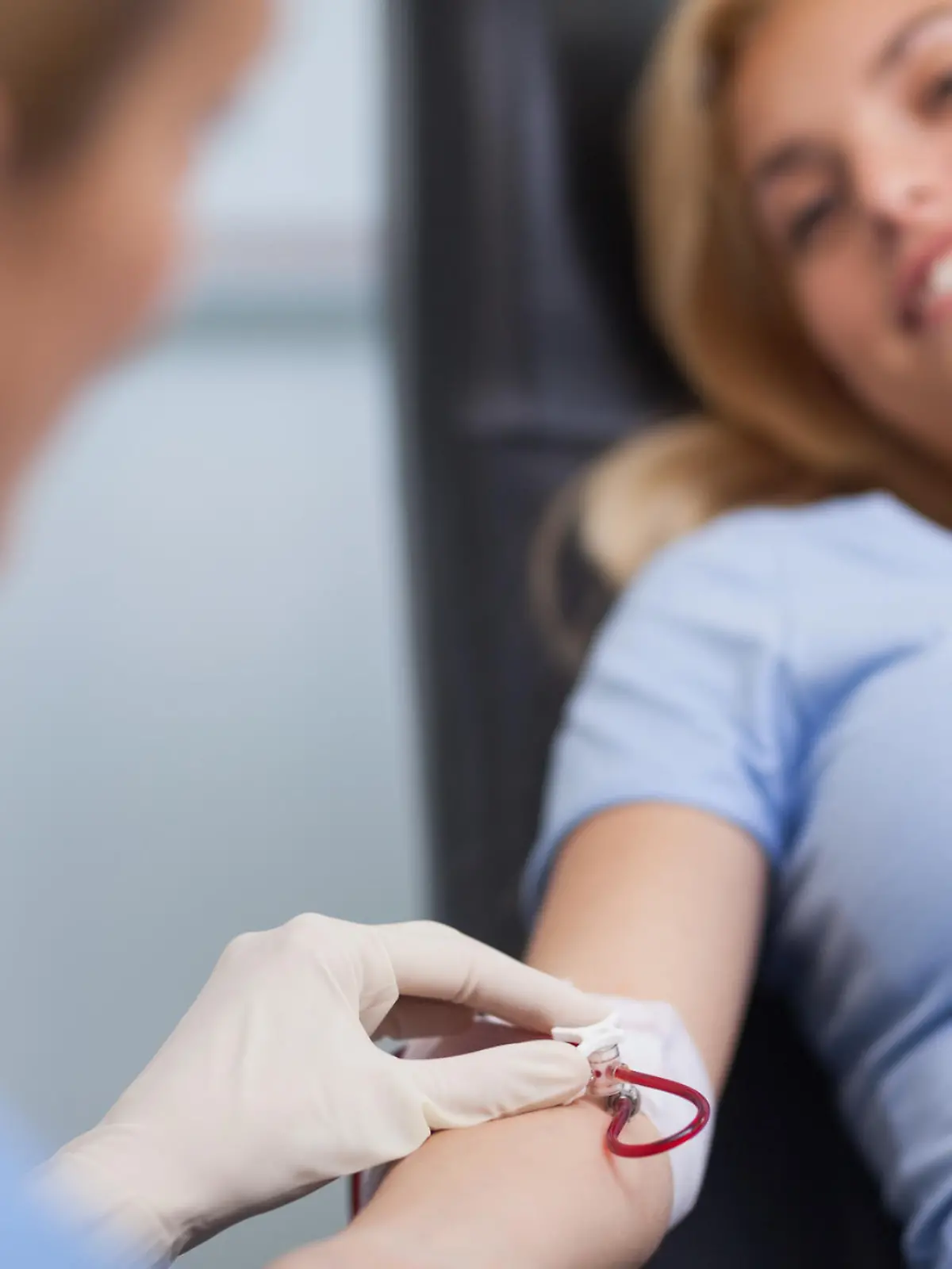 Beim Glukosetest bekommt die Frau Blut aus der Armvene abgenommen.