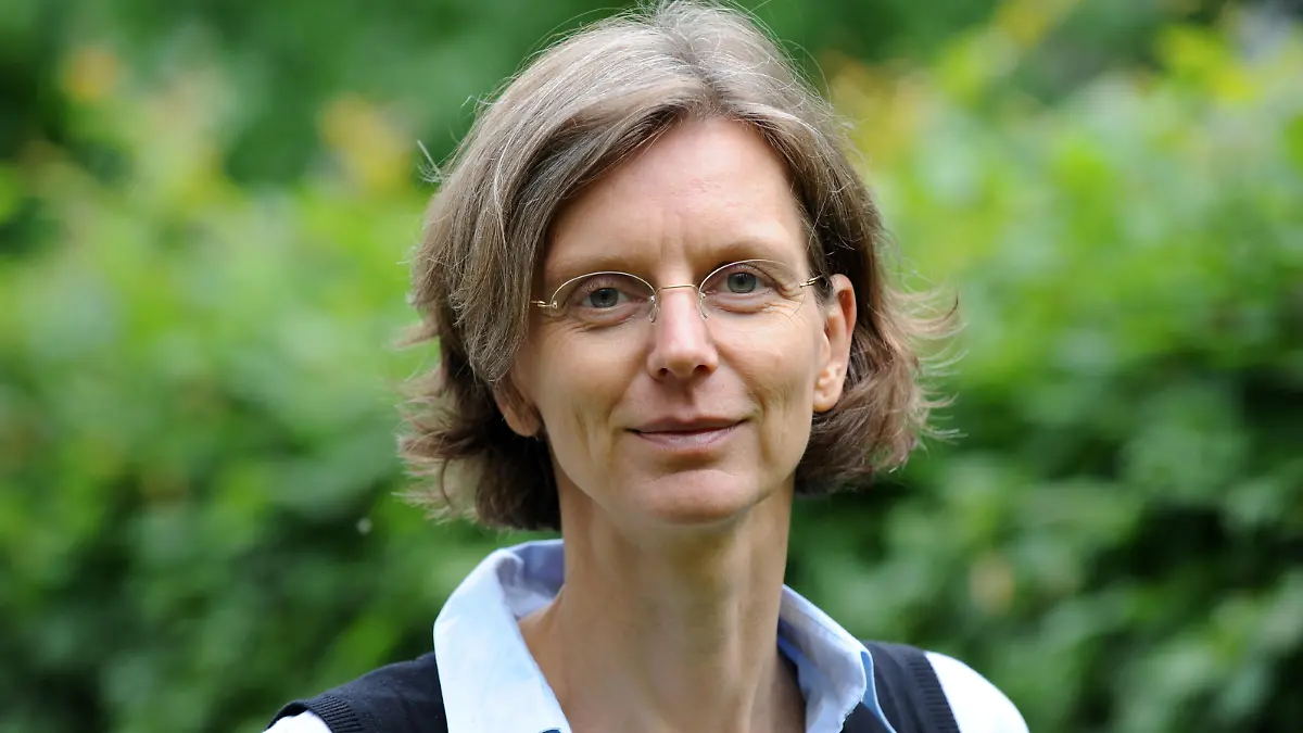 Theresia Höynck blickt am Dienstag (03.07.2012) in Hannover in die Kamera des Fotografen. Wenn Frauen ihre Babys nach der Geburt töten oder sterben lassen, verstecken sie die Leichen oft in ihrer Nähe. Nach Ansicht der Expertin für Kindstötungen, Theresia Höynck, treibt Panik die Täterinnen dazu. Foto: Holger Hollemann dpa/lni (zu dpa-Interview »Expertin: Frauen verstecken tote Babys meist in ihrer Nähe« vom 03.07.2012) | Verwendung weltweit