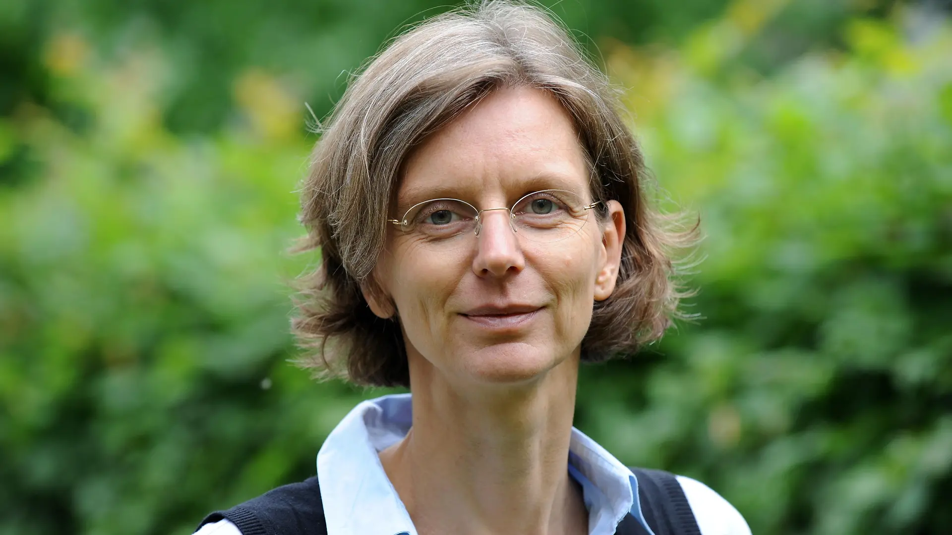 Theresia Höynck blickt am Dienstag (03.07.2012) in Hannover in die Kamera des Fotografen. Wenn Frauen ihre Babys nach der Geburt töten oder sterben lassen, verstecken sie die Leichen oft in ihrer Nähe. Nach Ansicht der Expertin für Kindstötungen, Theresia Höynck, treibt Panik die Täterinnen dazu. Foto: Holger Hollemann dpa/lni (zu dpa-Interview »Expertin: Frauen verstecken tote Babys meist in ihrer Nähe« vom 03.07.2012) | Verwendung weltweit