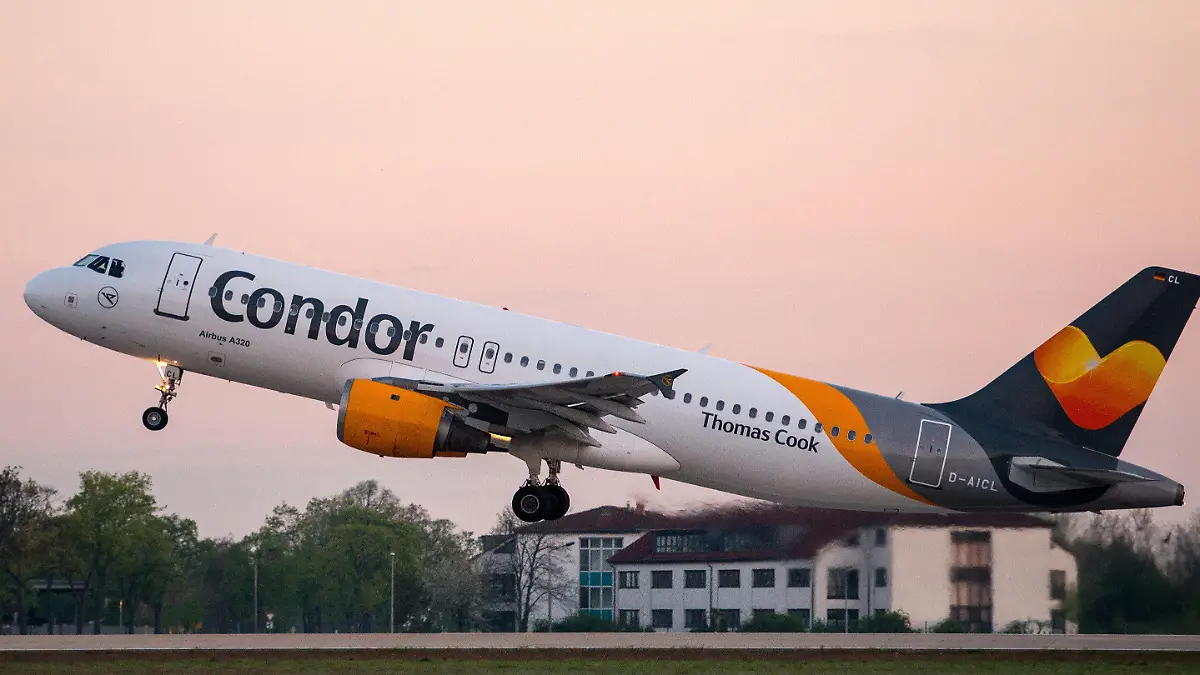 ARCHIV - 02.05.2015, Brandenburg, Schönefeld: Ein Passagierflugzeug der Fluggesellschaft Condor vom Typ Airbus A320 mit Ziel Palma auf Mallorca startet am frühen Morgen von der Südbahn des neuen Hauptstadtflughafens Berlin Brandenburg Airport Willy Brandt (BER). (zu dpa "Kreise: Staat will Condor mit Überbrückungskredit helfen") Foto: Patrick Pleul/dpa-Zentralbild/dpa +++ dpa-Bildfunk +++