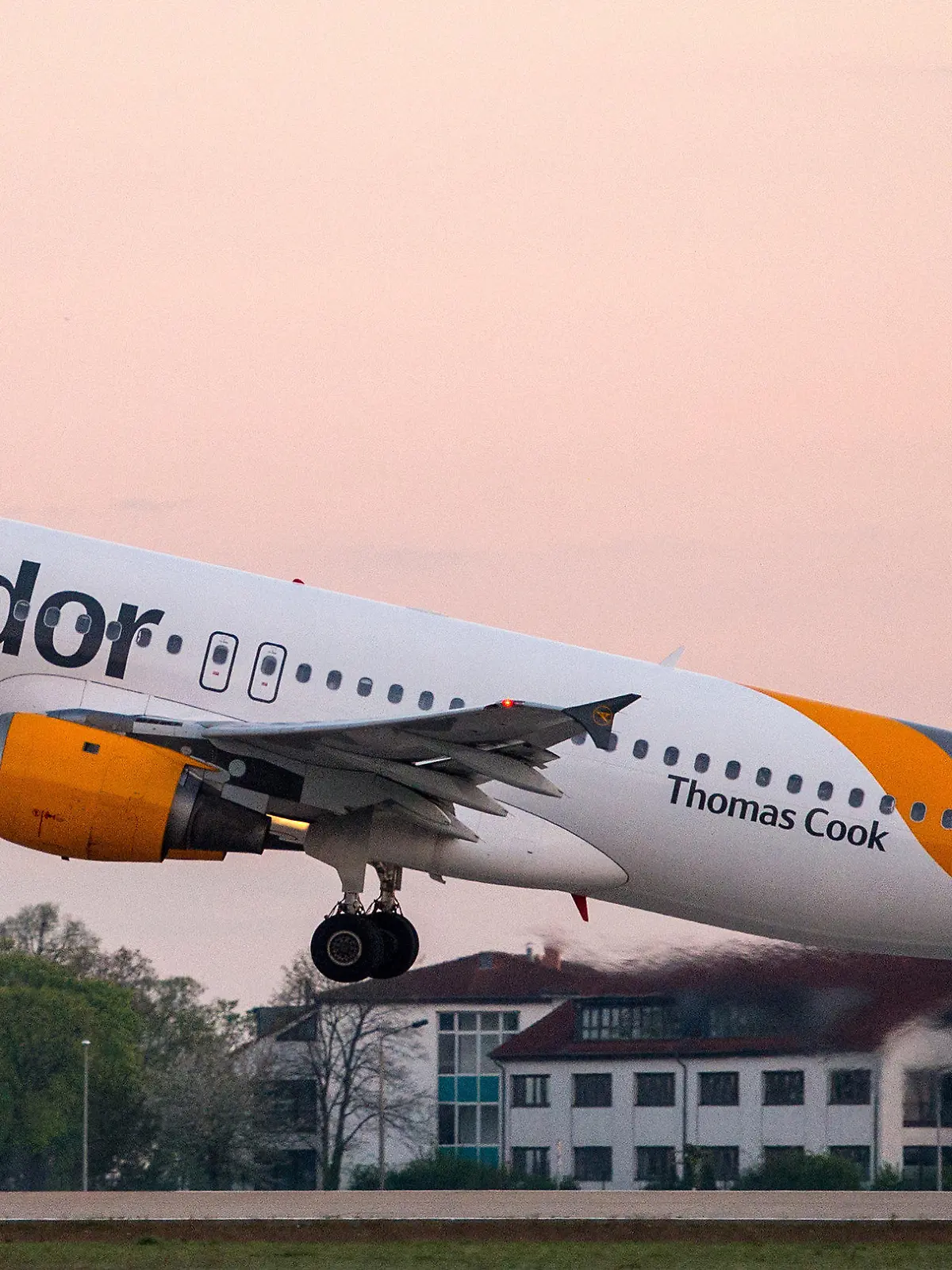 ARCHIV - 02.05.2015, Brandenburg, Schönefeld: Ein Passagierflugzeug der Fluggesellschaft Condor vom Typ Airbus A320 mit Ziel Palma auf Mallorca startet am frühen Morgen von der Südbahn des neuen Hauptstadtflughafens Berlin Brandenburg Airport Willy Brandt (BER). (zu dpa "Kreise: Staat will Condor mit Überbrückungskredit helfen") Foto: Patrick Pleul/dpa-Zentralbild/dpa +++ dpa-Bildfunk +++