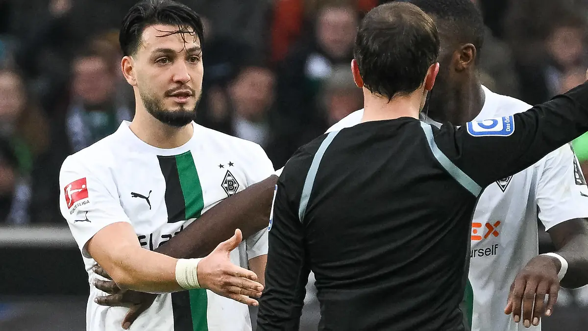 Ramy Bensebaini Borussia Moenchengladbach, 25 will sich bei Benjamin Brand Schiedsrichter nach seinem Platzverweis bedanken. Dabei Marcus Thuram Borussia Moenchengladbach, 10 und Alassane Plea Borussia Moenchengladbach, 14. Borussia Moenchengladbach vs. SC Freiburg, Fussball, Bundesliga, 23. Spieltag, Saison 2022/2023, 04.03.2023 DFB/DFL Regulations prohibit any use of Photographs as image sequences and/or quasi-video Borussia Moenchengladbach vs. SC Freiburg, Fussball, Bundesliga, 23. Spieltag, Saison 2022/2023, 04.03.2023 Moenchengladbach *** Ramy Bensebaini Borussia Moenchengladbach, 25 wants to thank Benjamin Brand referee after his sending off At the same time Marcus Thuram Borussia Moenchengladbach, 10 and Alassane Plea Borussia Moenchengladbach, 14 Borussia Moenchengladbach vs SC Freiburg, football, Bundesliga, 23 Spieltag, Saison 2022 2023, 04 03 2023 DFB DFL Regulations prohibit any use of Photographs as image sequences and or quasi video Borussia Moenchengladbach vs SC Freiburg, Fussball, Bundesliga, 23 Spieltag, Saison 2022 2023, 04 03 2023 Moenchengladbach Copyright: xEibner-Pressefoto/ThomasxHaeslerx EP_EER