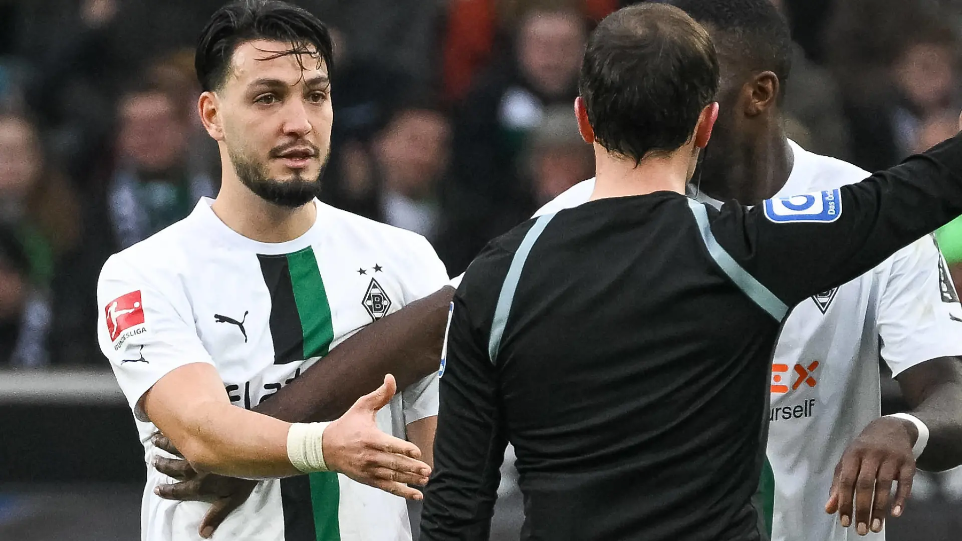 Ramy Bensebaini Borussia Moenchengladbach, 25 will sich bei Benjamin Brand Schiedsrichter nach seinem Platzverweis bedanken. Dabei Marcus Thuram Borussia Moenchengladbach, 10 und Alassane Plea Borussia Moenchengladbach, 14. Borussia Moenchengladbach vs. SC Freiburg, Fussball, Bundesliga, 23. Spieltag, Saison 2022/2023, 04.03.2023 DFB/DFL Regulations prohibit any use of Photographs as image sequences and/or quasi-video Borussia Moenchengladbach vs. SC Freiburg, Fussball, Bundesliga, 23. Spieltag, Saison 2022/2023, 04.03.2023 Moenchengladbach *** Ramy Bensebaini Borussia Moenchengladbach, 25 wants to thank Benjamin Brand referee after his sending off At the same time Marcus Thuram Borussia Moenchengladbach, 10 and Alassane Plea Borussia Moenchengladbach, 14 Borussia Moenchengladbach vs SC Freiburg, football, Bundesliga, 23 Spieltag, Saison 2022 2023, 04 03 2023 DFB DFL Regulations prohibit any use of Photographs as image sequences and or quasi video Borussia Moenchengladbach vs SC Freiburg, Fussball, Bundesliga, 23 Spieltag, Saison 2022 2023, 04 03 2023 Moenchengladbach Copyright: xEibner-Pressefoto/ThomasxHaeslerx EP_EER