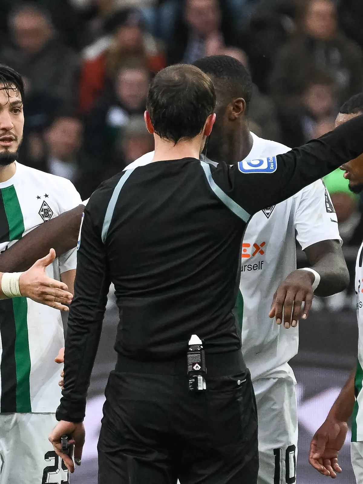 Ramy Bensebaini Borussia Moenchengladbach, 25 will sich bei Benjamin Brand Schiedsrichter nach seinem Platzverweis bedanken. Dabei Marcus Thuram Borussia Moenchengladbach, 10 und Alassane Plea Borussia Moenchengladbach, 14. Borussia Moenchengladbach vs. SC Freiburg, Fussball, Bundesliga, 23. Spieltag, Saison 2022/2023, 04.03.2023 DFB/DFL Regulations prohibit any use of Photographs as image sequences and/or quasi-video Borussia Moenchengladbach vs. SC Freiburg, Fussball, Bundesliga, 23. Spieltag, Saison 2022/2023, 04.03.2023 Moenchengladbach *** Ramy Bensebaini Borussia Moenchengladbach, 25 wants to thank Benjamin Brand referee after his sending off At the same time Marcus Thuram Borussia Moenchengladbach, 10 and Alassane Plea Borussia Moenchengladbach, 14 Borussia Moenchengladbach vs SC Freiburg, football, Bundesliga, 23 Spieltag, Saison 2022 2023, 04 03 2023 DFB DFL Regulations prohibit any use of Photographs as image sequences and or quasi video Borussia Moenchengladbach vs SC Freiburg, Fussball, Bundesliga, 23 Spieltag, Saison 2022 2023, 04 03 2023 Moenchengladbach Copyright: xEibner-Pressefoto/ThomasxHaeslerx EP_EER