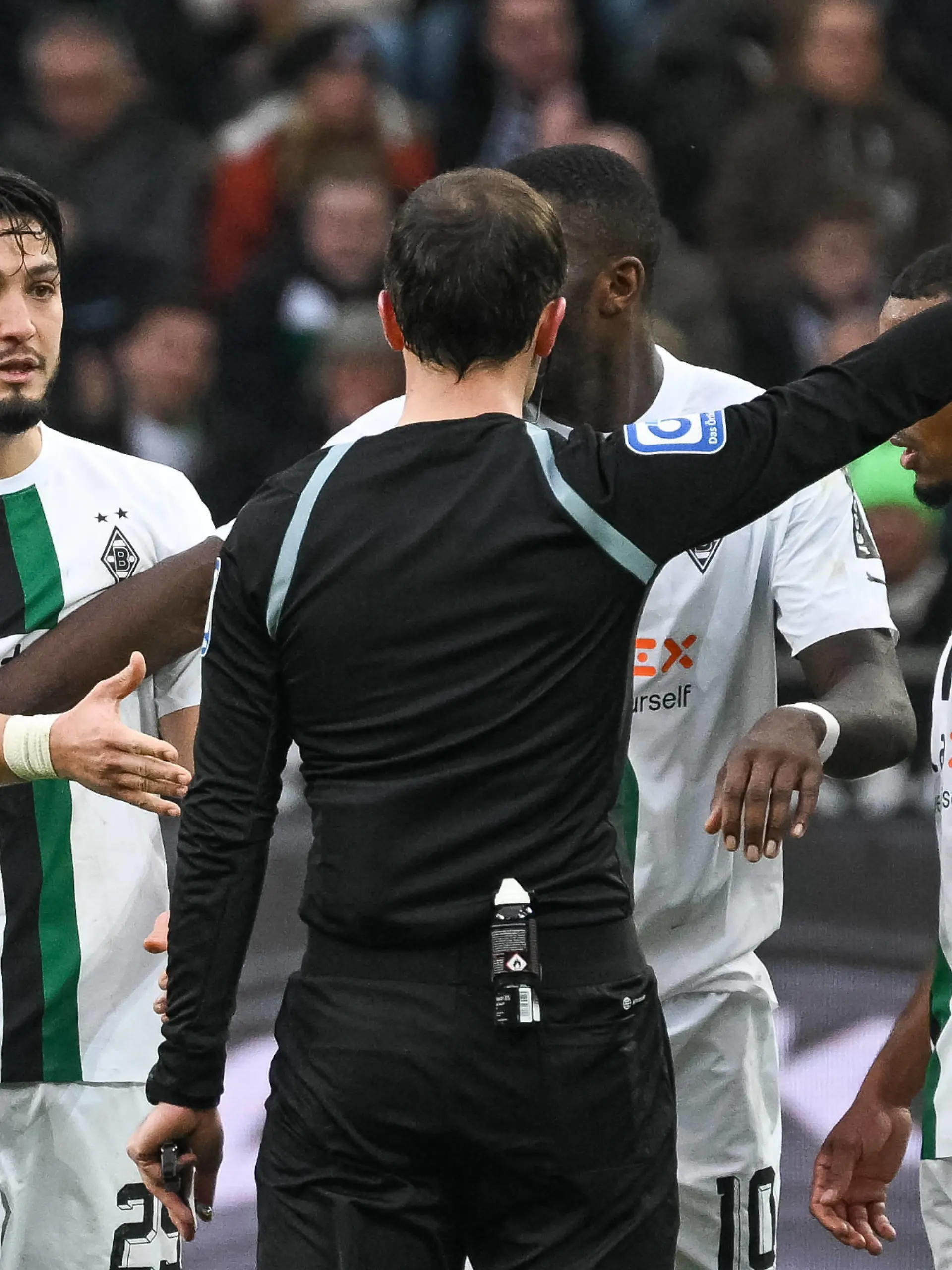 Ramy Bensebaini Borussia Moenchengladbach, 25 will sich bei Benjamin Brand Schiedsrichter nach seinem Platzverweis bedanken. Dabei Marcus Thuram Borussia Moenchengladbach, 10 und Alassane Plea Borussia Moenchengladbach, 14. Borussia Moenchengladbach vs. SC Freiburg, Fussball, Bundesliga, 23. Spieltag, Saison 2022/2023, 04.03.2023 DFB/DFL Regulations prohibit any use of Photographs as image sequences and/or quasi-video Borussia Moenchengladbach vs. SC Freiburg, Fussball, Bundesliga, 23. Spieltag, Saison 2022/2023, 04.03.2023 Moenchengladbach *** Ramy Bensebaini Borussia Moenchengladbach, 25 wants to thank Benjamin Brand referee after his sending off At the same time Marcus Thuram Borussia Moenchengladbach, 10 and Alassane Plea Borussia Moenchengladbach, 14 Borussia Moenchengladbach vs SC Freiburg, football, Bundesliga, 23 Spieltag, Saison 2022 2023, 04 03 2023 DFB DFL Regulations prohibit any use of Photographs as image sequences and or quasi video Borussia Moenchengladbach vs SC Freiburg, Fussball, Bundesliga, 23 Spieltag, Saison 2022 2023, 04 03 2023 Moenchengladbach Copyright: xEibner-Pressefoto/ThomasxHaeslerx EP_EER