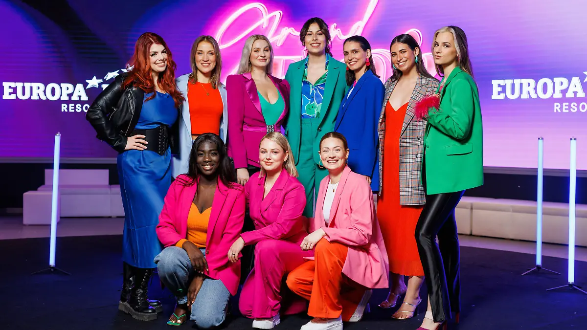 PRODUKTION - 27.02.2023, Baden-Württemberg, Rust: Sandra Friedrichs (hintere Reihe, l-r), Vanessa Didam, Catharina Convents, Transfrau Saskia von Bargen, Chantal Epli, Lena Petrides, Kira Geiss, (vordere Reihe, l-r) Audrey Boateng, Eva Placzek und Romy Kölzer posieren während eines Fototermins der Final-Teilnehmerinnen des "Miss Germany"-Wettbewerbs. Das Finale findet am 04.03.2023 im Europa-Park in Rust statt. Foto: Philipp von Ditfurth/dpa +++ dpa-Bildfunk +++