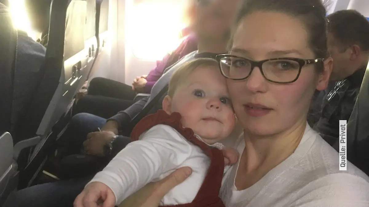 Mathilda und Anita Bellinghausen im Flugzeug.